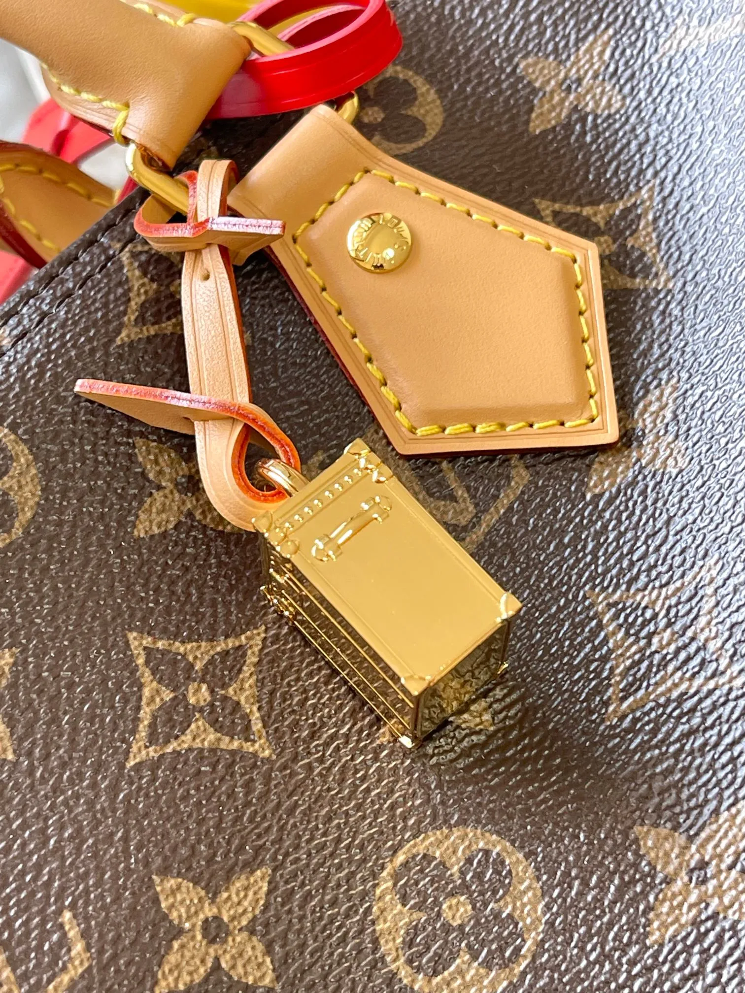 💰2500 [Special grade MB chip version original leather] Speedy Soft 30 Dark handbag becomes a good travel companion with its eye-catching style. Model: M11945 presbyopia dynamic chip version Material: A-grade all-steel hardware, imported original fabric Packaging: full set of original factory duty-free MB packaging Size: 30*21*17CM