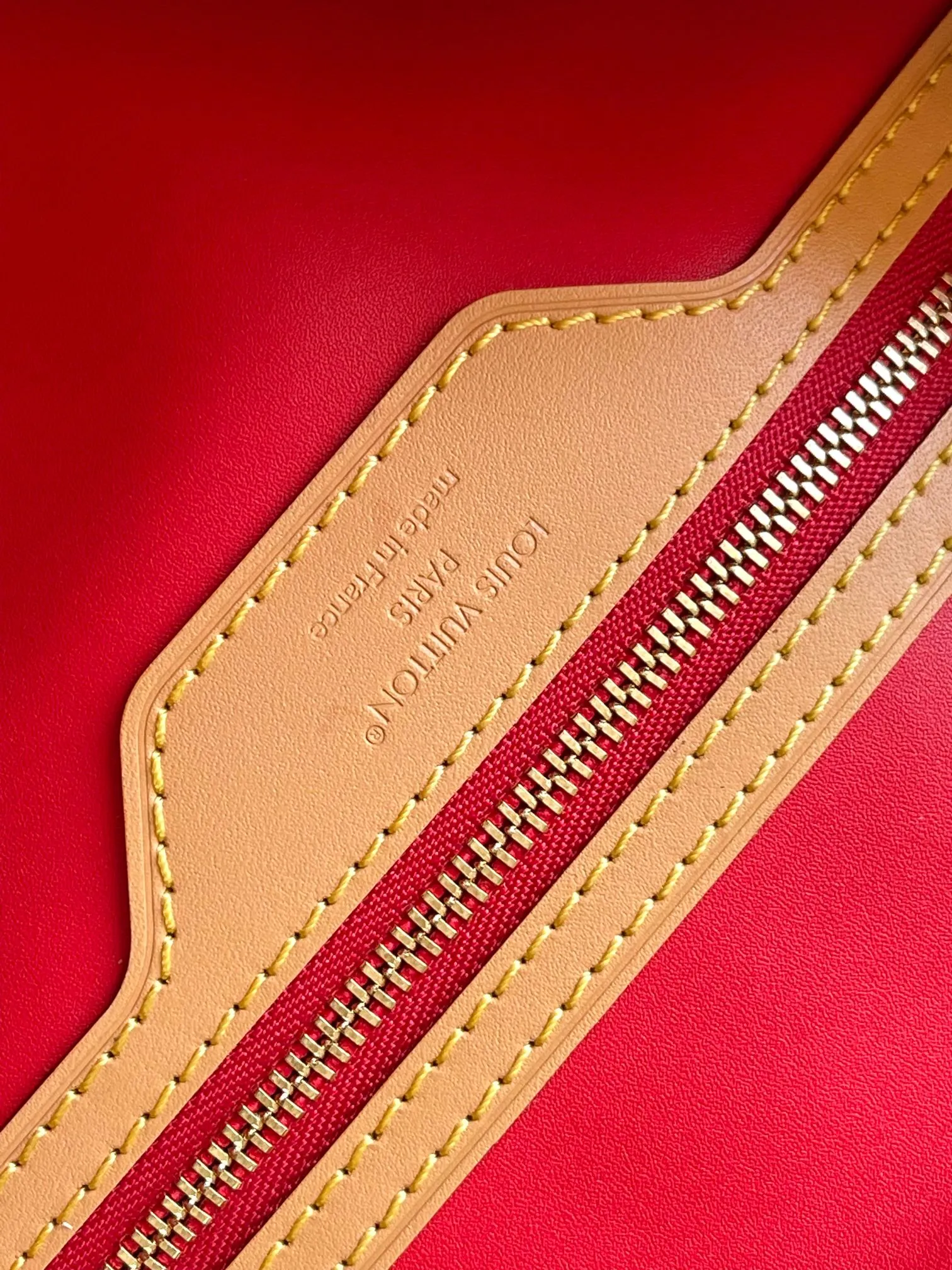 💰2500 [Special grade MB chip version original leather] Speedy Soft 30 Dark handbag becomes a good travel companion with its eye-catching style. Model: M11945 presbyopia dynamic chip version Material: A-grade all-steel hardware, imported original fabric Packaging: full set of original factory duty-free MB packaging Size: 30*21*17CM
