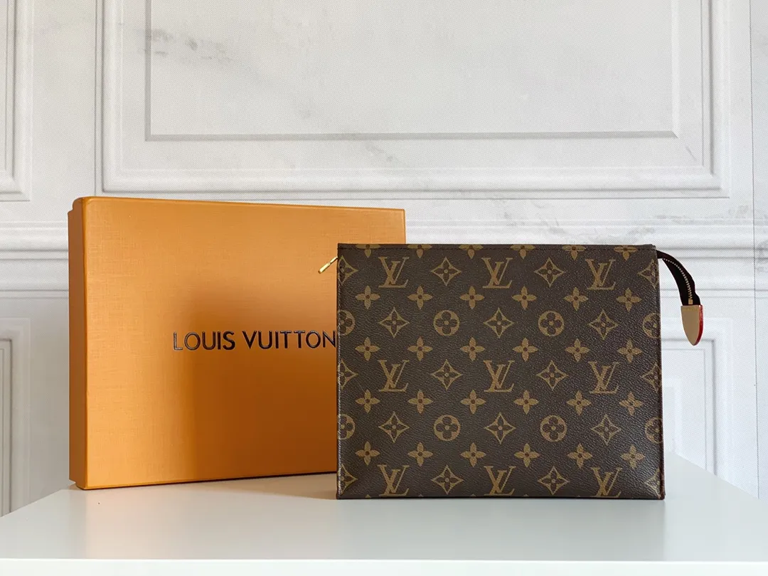 💰120 💎Louis Vuitton No. 26 toilet bag💁 Official item number: N47542 Size: 26x 20x 5cm. 😊 The large Monogram clutch bag has a spacious interior and crotch-style design on both sides for easy access to items and can be easily put into the handbag. 💋 Original imported leather, original OEM code, real gold plating 24K hardware, imported YKK silver zipper counter synchronization, perfect details, you can enter and exit the counter at will. genuine quality,