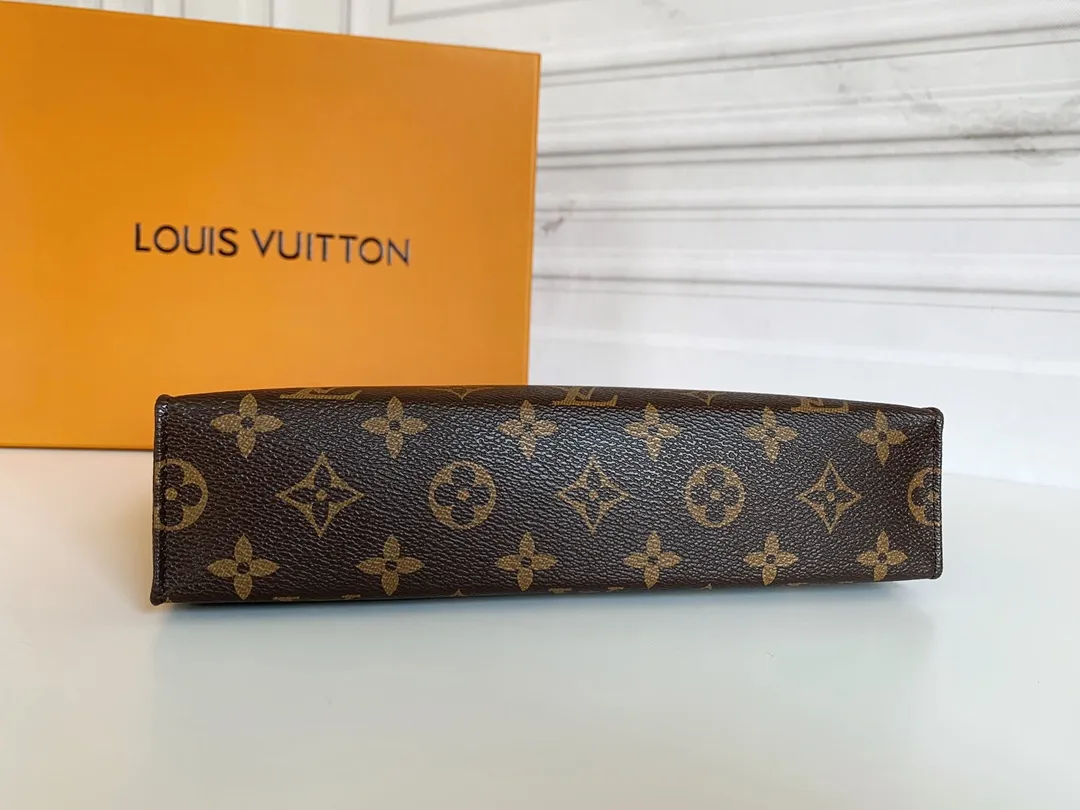 💰120 💎Louis Vuitton No. 26 toilet bag💁 Official item number: N47542 Size: 26x 20x 5cm. 😊 The large Monogram clutch bag has a spacious interior and crotch-style design on both sides for easy access to items and can be easily put into the handbag. 💋 Original imported leather, original OEM code, real gold plating 24K hardware, imported YKK silver zipper counter synchronization, perfect details, you can enter and exit the counter at will. genuine quality,