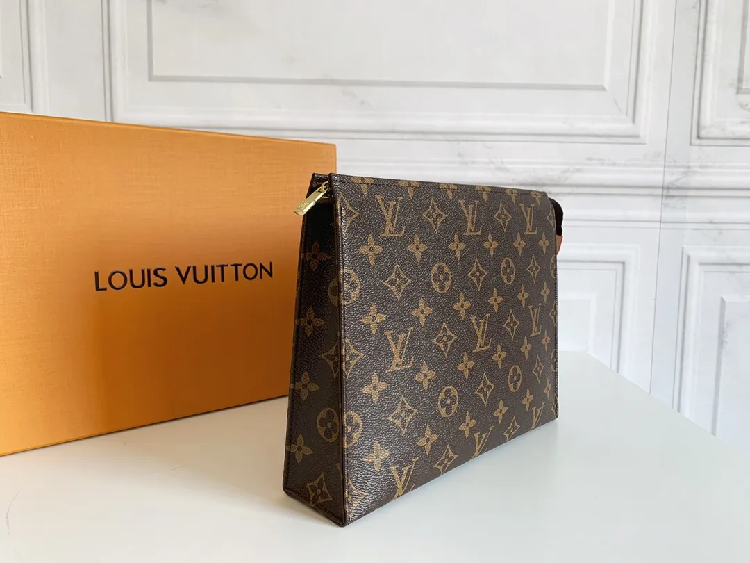 💰120 💎Louis Vuitton No. 26 toilet bag💁 Official item number: N47542 Size: 26x 20x 5cm. 😊 The large Monogram clutch bag has a spacious interior and crotch-style design on both sides for easy access to items and can be easily put into the handbag. 💋 Original imported leather, original OEM code, real gold plating 24K hardware, imported YKK silver zipper counter synchronization, perfect details, you can enter and exit the counter at will. genuine quality,