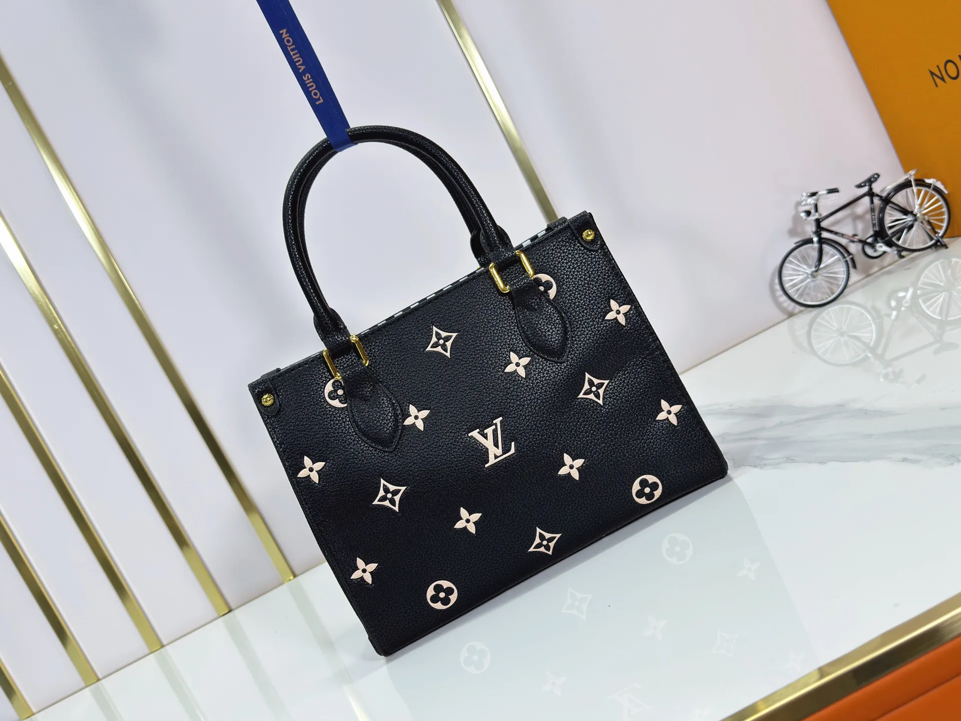 P240 upgraded original M14403 M45659 [OnTheGo small handbag] renews the brand's classic Monogram Empreinte leather, using the same tone to outline the pattern. The detachable metal chain decoration highlights the details, the striped fabric lining gives off an elegant atmosphere, and the detachable shoulder strap allows for shoulder or cross-body wear ~ size 25 x 19 x 11.5cm