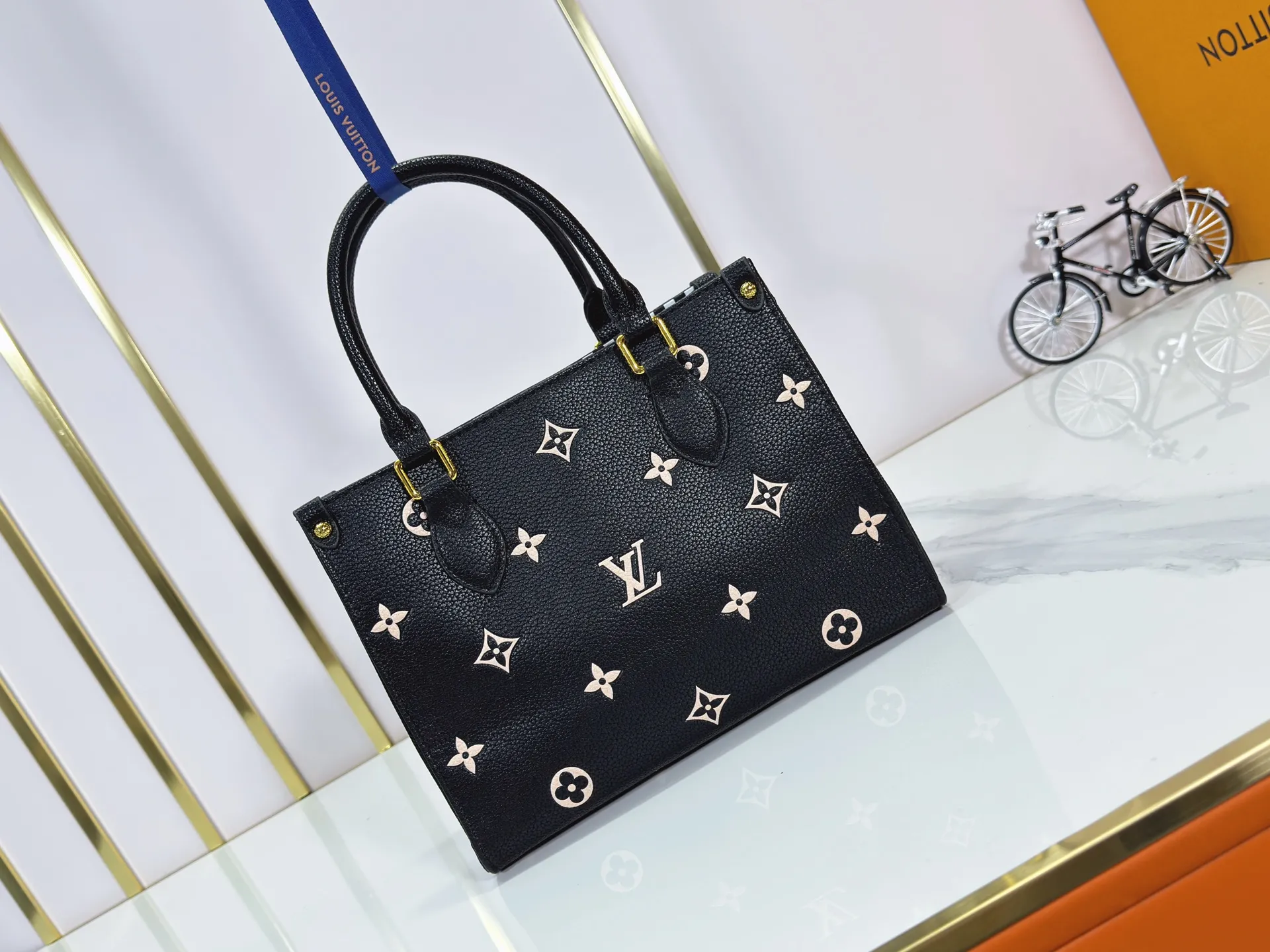 P240 upgraded original M14403 M45659 [OnTheGo small handbag] renews the brand's classic Monogram Empreinte leather, using the same tone to outline the pattern. The detachable metal chain decoration highlights the details, the striped fabric lining gives off an elegant atmosphere, and the detachable shoulder strap allows for shoulder or cross-body wear ~ size 25 x 19 x 11.5cm