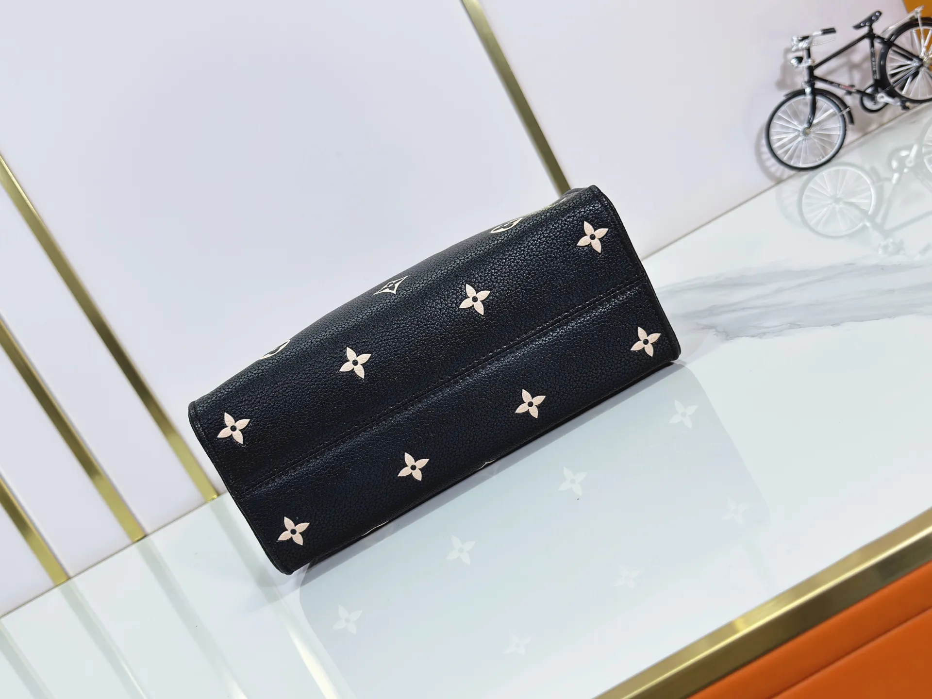 P240 upgraded original M14403 M45659 [OnTheGo small handbag] renews the brand's classic Monogram Empreinte leather, using the same tone to outline the pattern. The detachable metal chain decoration highlights the details, the striped fabric lining gives off an elegant atmosphere, and the detachable shoulder strap allows for shoulder or cross-body wear ~ size 25 x 19 x 11.5cm