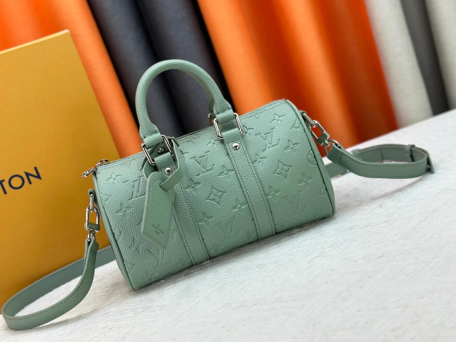 P260 Guangzhou goods M24434 M13866 M26055 M11996 M20900 M46687 M46271 This Keepall 25 handbag is made from a full leather speedy pillow bag. Louis Vuitton launches the Aerogram version of the new Keepall, which is made of off-white soft grain leather, restrained and fashionable. Off-white embossed logo, leather body with top handle and adjustable shoulder strap, suitable for hand or shoulder carry. Dimensions 25 x 15x 11 cm.