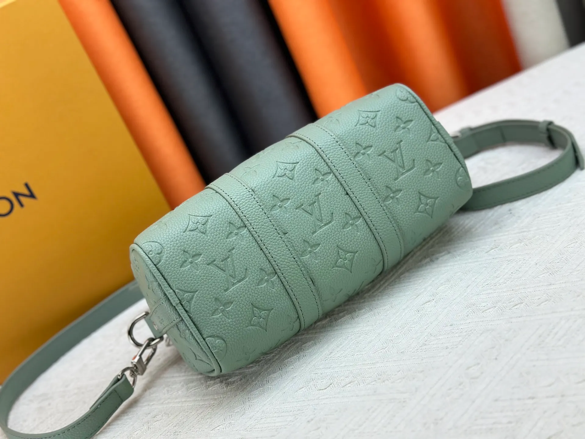 P260 Guangzhou goods M24434 M13866 M26055 M11996 M20900 M46687 M46271 This Keepall 25 handbag is made from a full leather speedy pillow bag. Louis Vuitton launches the Aerogram version of the new Keepall, which is made of off-white soft grain leather, restrained and fashionable. Off-white embossed logo, leather body with top handle and adjustable shoulder strap, suitable for hand or shoulder carry. Dimensions 25 x 15x 11 cm.