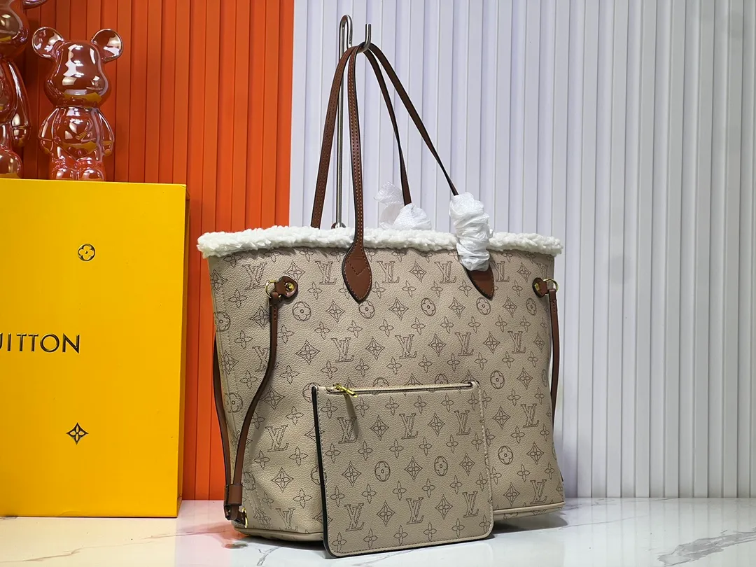 Batch 280💰Shearling, M40995 medium shopping bag💋💋Louis Vuitton's new Neverfull is a new interpretation of the classic handbag, explore the exquisite details inside the bag. Redesigned interior pockets feature fresh fabric linings and vintage details inspired by the Louis Vuitton archives, most notably the detachable zippered clutch, which can be used on its own as a sophisticated clutch or as an additional pocket. Bright lining tones add a more lively feel to Monogram's classic canvas. Size: 32*29*17 cm