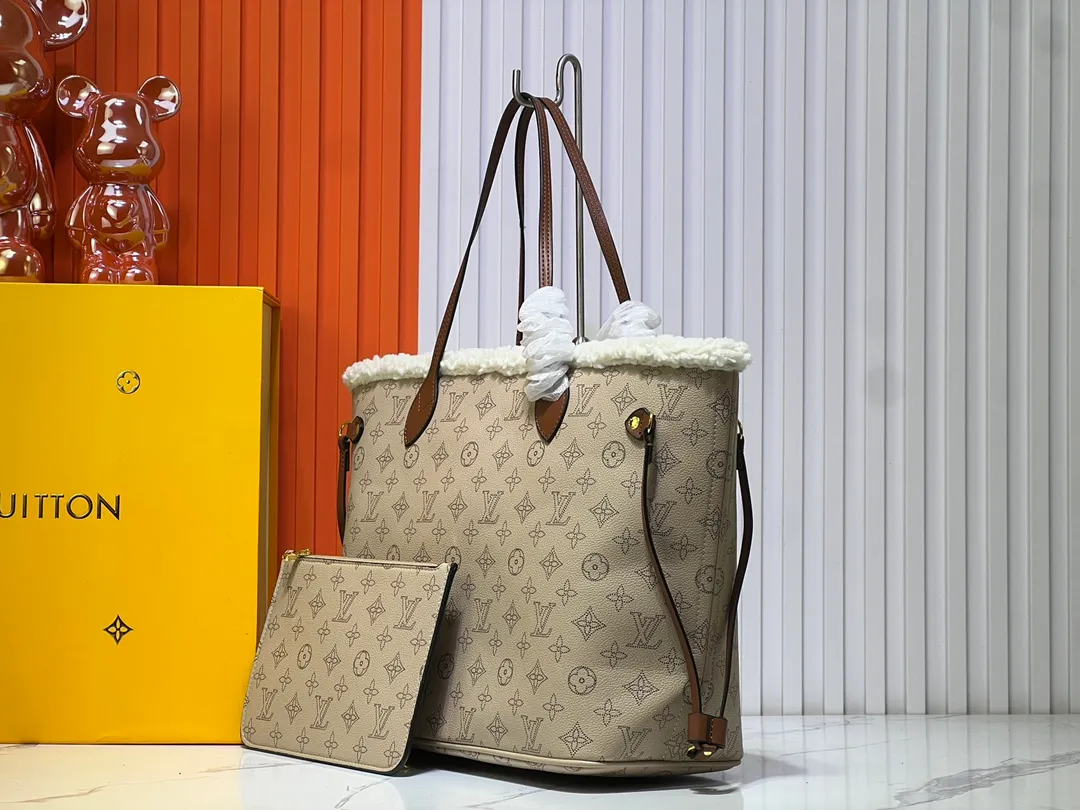 Batch 280💰Shearling, M40995 medium shopping bag💋💋Louis Vuitton's new Neverfull is a new interpretation of the classic handbag, explore the exquisite details inside the bag. Redesigned interior pockets feature fresh fabric linings and vintage details inspired by the Louis Vuitton archives, most notably the detachable zippered clutch, which can be used on its own as a sophisticated clutch or as an additional pocket. Bright lining tones add a more lively feel to Monogram's classic canvas. Size: 32*29*17 cm