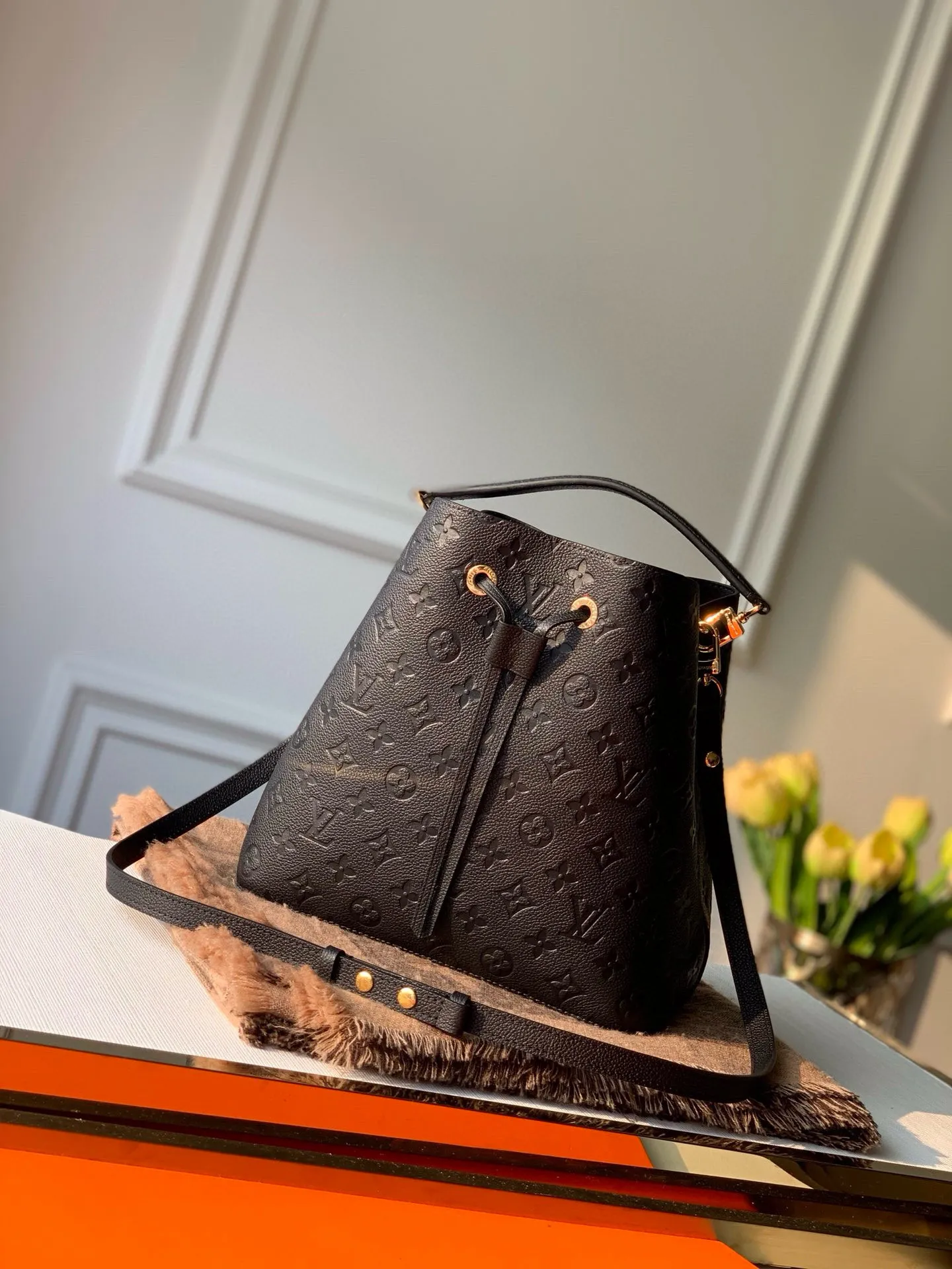 💰1060 (top-grain leather) top-quality original real photos😍😍 M45256 black NéoNoé medium bucket bag is made of Monogram Empreinte embossed leather, and is more elegant with the embellishment of leather drawstrings and exquisite eyelets. The lightweight structure conforms to the rhythm of the body, and the detachable top handle or detachable and adjustable shoulder strap makes it comfortable to carry, carry on the shoulder, or cross-body. Dimensions: 26.0 x 26.0 x 17.5 cm.