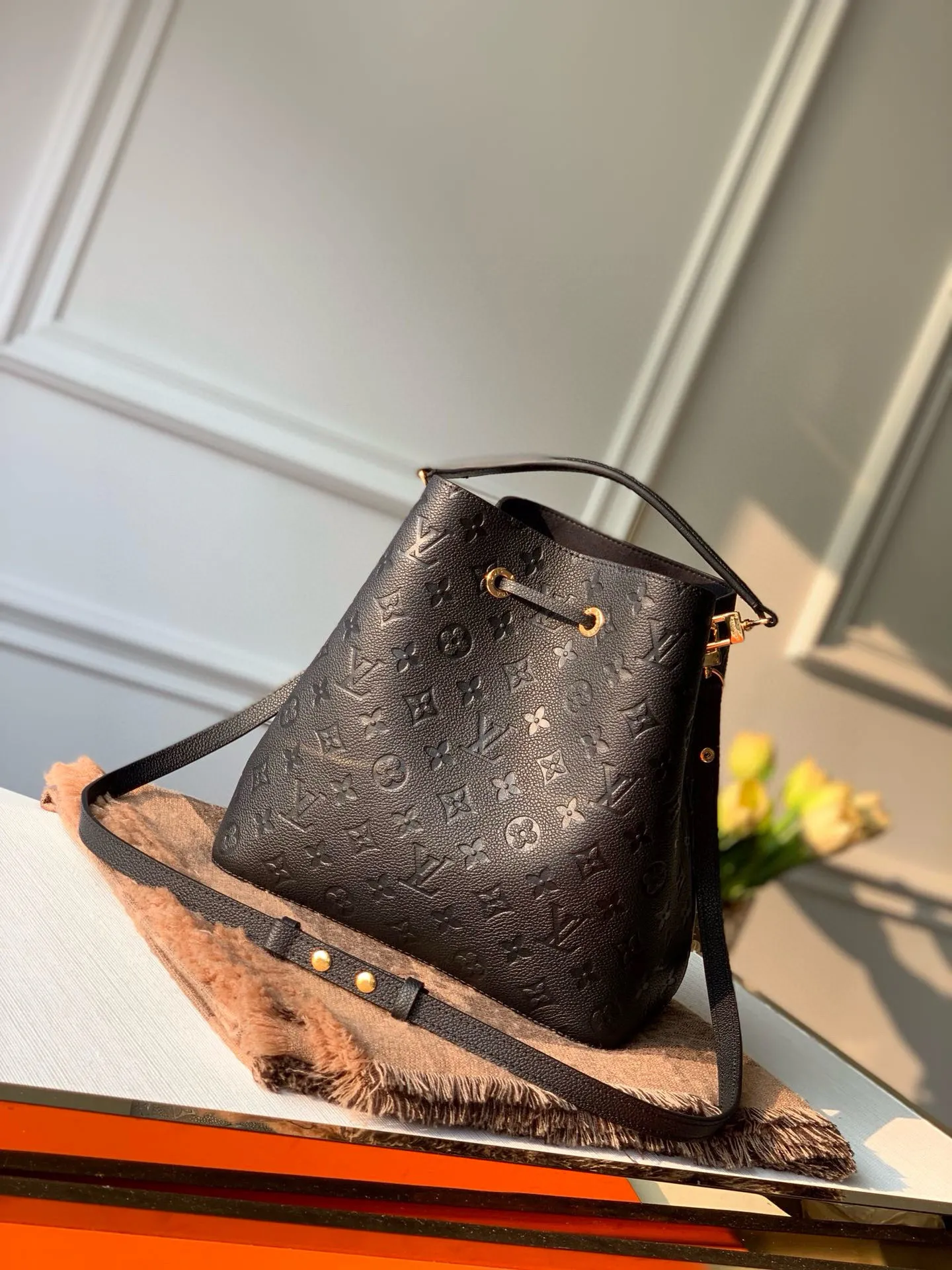 💰1060 (top-grain leather) top-quality original real photos😍😍 M45256 black NéoNoé medium bucket bag is made of Monogram Empreinte embossed leather, and is more elegant with the embellishment of leather drawstrings and exquisite eyelets. The lightweight structure conforms to the rhythm of the body, and the detachable top handle or detachable and adjustable shoulder strap makes it comfortable to carry, carry on the shoulder, or cross-body. Dimensions: 26.0 x 26.0 x 17.5 cm.