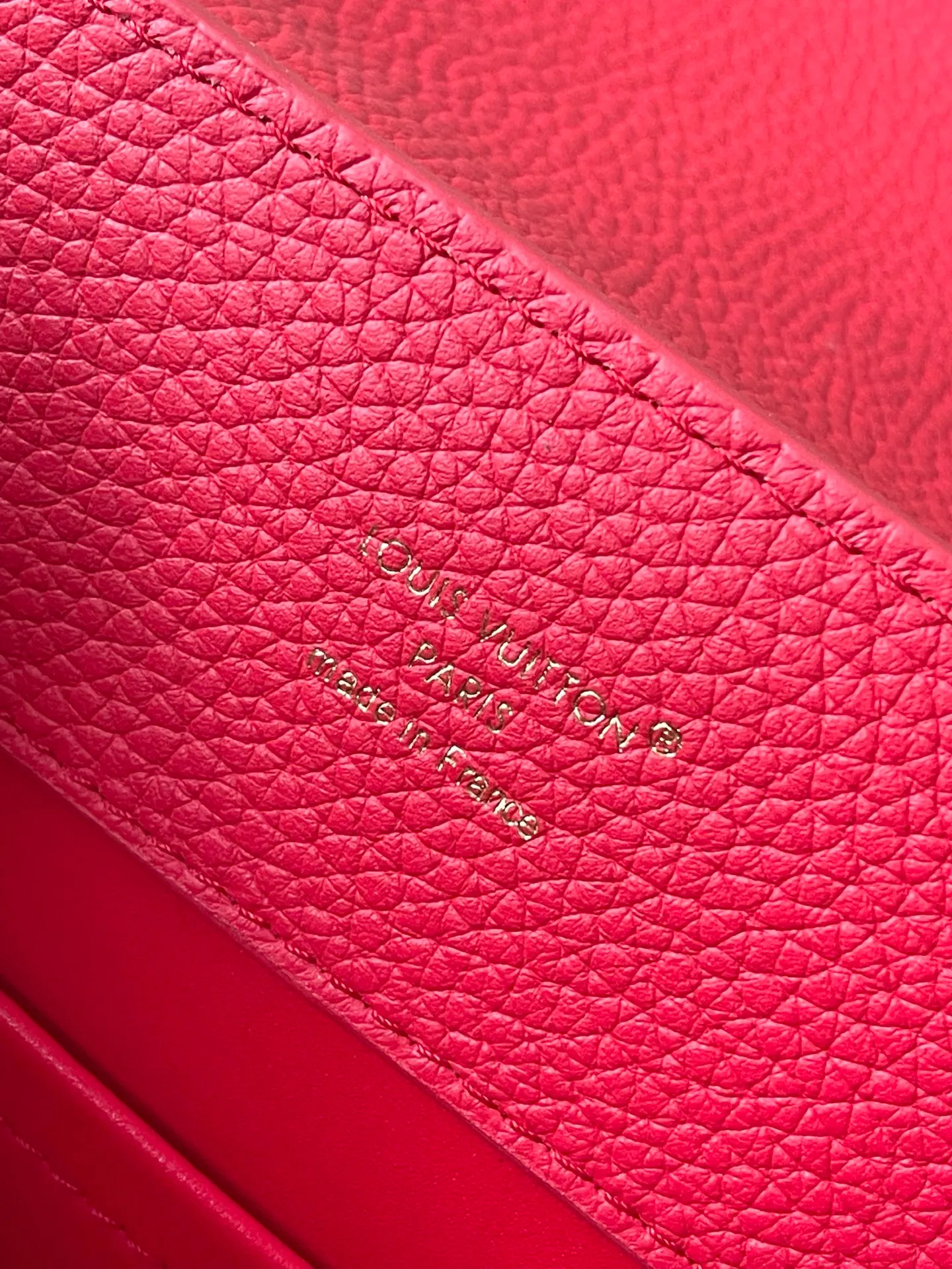 💰2360 "Special Grade Original Leather" M11798 Red Painted Small Size This Capucines BB handbag is made of matte Taurillon cow leather with metal parts, which makes the classic design show off its neat style. The flap can be worn externally or internally, and the neat interior is equipped with multiple pockets. Attach the adjustable shoulder strap for easy cross-body wear. Dimensions: 27 × 17.3 × 9 cm