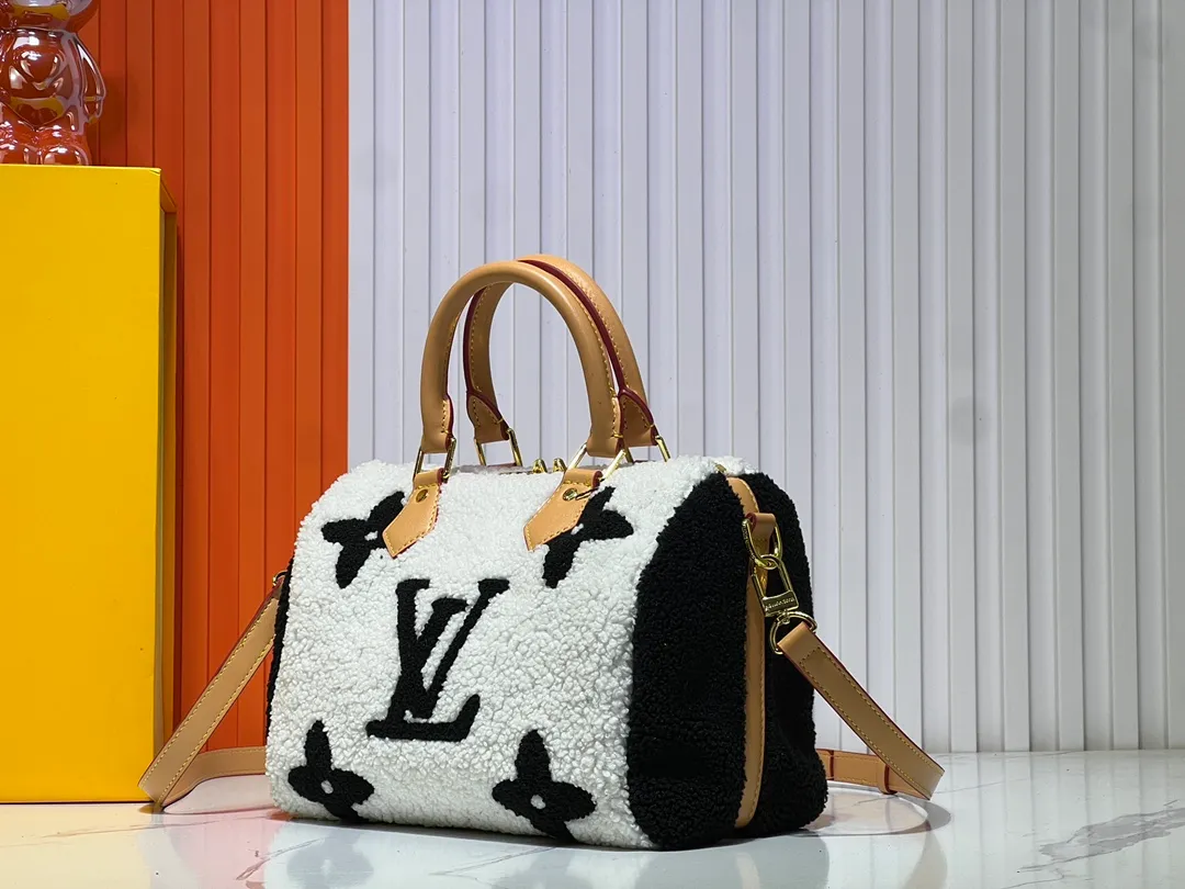 Batch 260💰Upgraded original M23468 M40390 [Speedy Bandoulière 25 handbag] Lamb velvet🔥Made of soft wool leather with grained leather trim, relying on complex intarsia technology to outline the Giant Monogram pattern, showing the trend of the winter series. Rolled leather top handles and removable and adjustable leather shoulder strap allow for a variety of carrying options. Dimensions: 25.0 x 19.0 x 15.0 cm