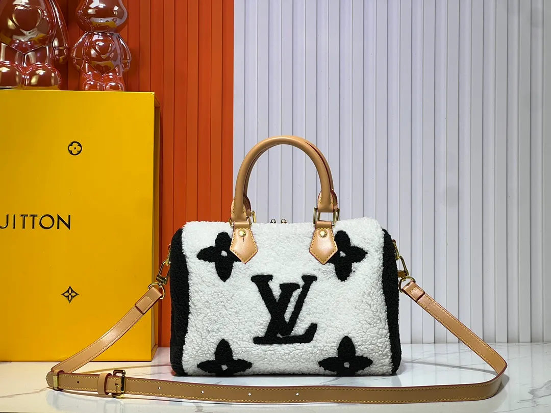 Batch 260💰Upgraded original M23468 M40390 [Speedy Bandoulière 25 handbag] Lamb velvet🔥Made of soft wool leather with grained leather trim, relying on complex intarsia technology to outline the Giant Monogram pattern, showing the trend of the winter series. Rolled leather top handles and removable and adjustable leather shoulder strap allow for a variety of carrying options. Dimensions: 25.0 x 19.0 x 15.0 cm