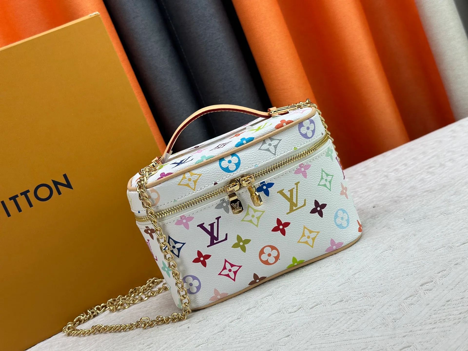P260 upgraded original M13747 M44495 M42265 M44936 M42263 lv Takashi Murakami Nice mini Nano cosmetic bag with Monogram print and 33 colorful colors. In 2025, Takashi Murakami and lv jointly launched the white tricolor and black tricolor twelve pieces, which are very popular around the world and are loved by celebrities and celebrities. Dimensions: 20x13.5x12.0 (length x height x width)