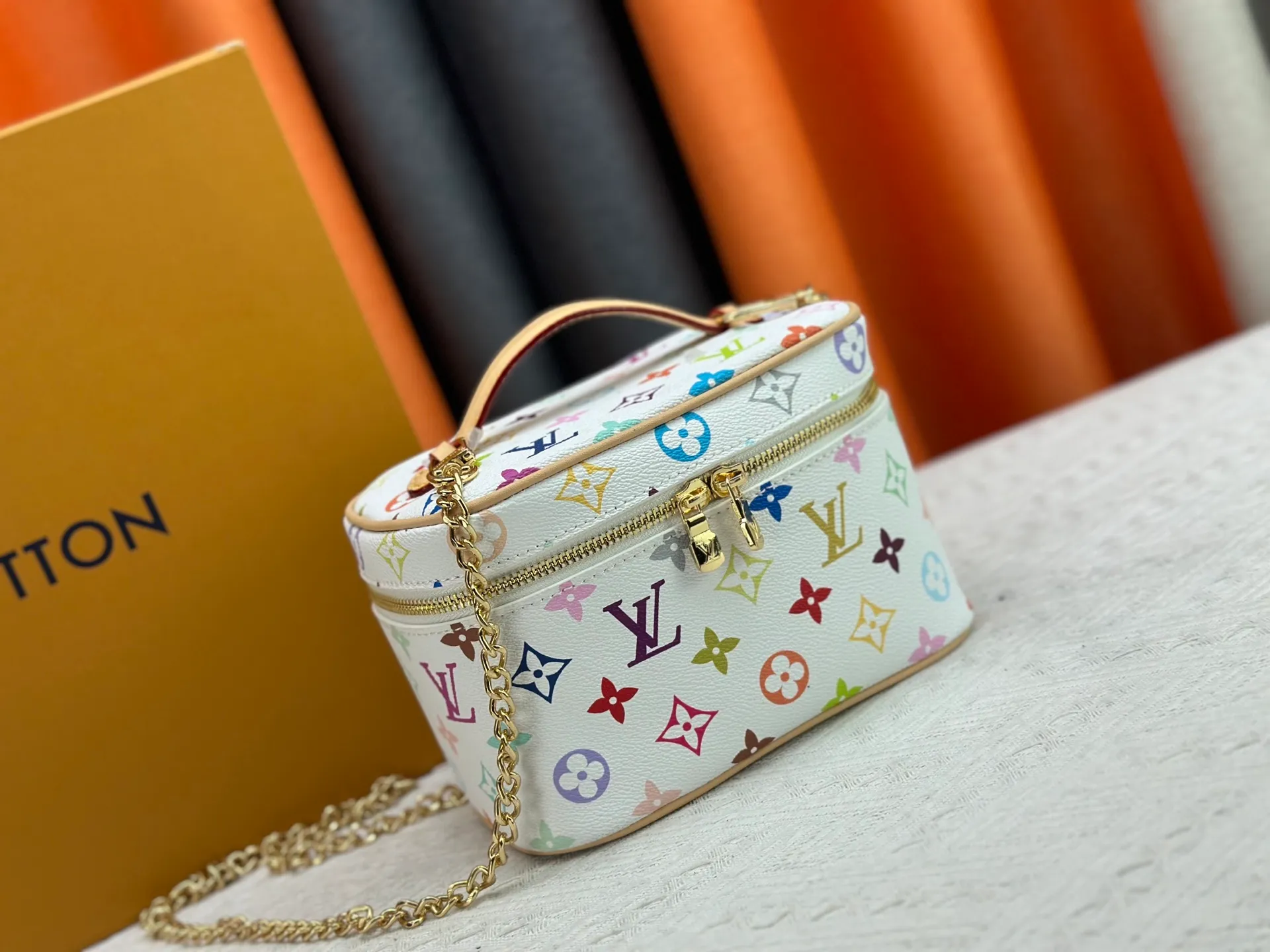 P260 upgraded original M13747 M44495 M42265 M44936 M42263 lv Takashi Murakami Nice mini Nano cosmetic bag with Monogram print and 33 colorful colors. In 2025, Takashi Murakami and lv jointly launched the white tricolor and black tricolor twelve pieces, which are very popular around the world and are loved by celebrities and celebrities. Dimensions: 20x13.5x12.0 (length x height x width)