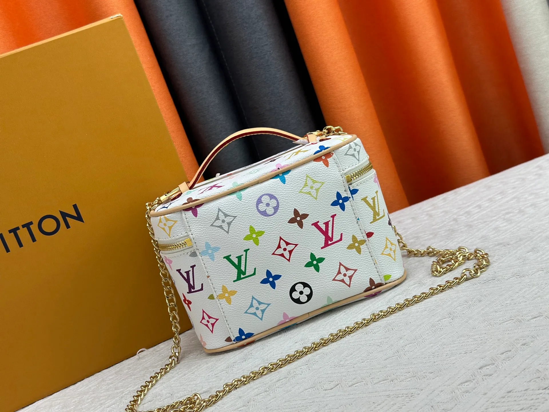 P260 upgraded original M13747 M44495 M42265 M44936 M42263 lv Takashi Murakami Nice mini Nano cosmetic bag with Monogram print and 33 colorful colors. In 2025, Takashi Murakami and lv jointly launched the white tricolor and black tricolor twelve pieces, which are very popular around the world and are loved by celebrities and celebrities. Dimensions: 20x13.5x12.0 (length x height x width)