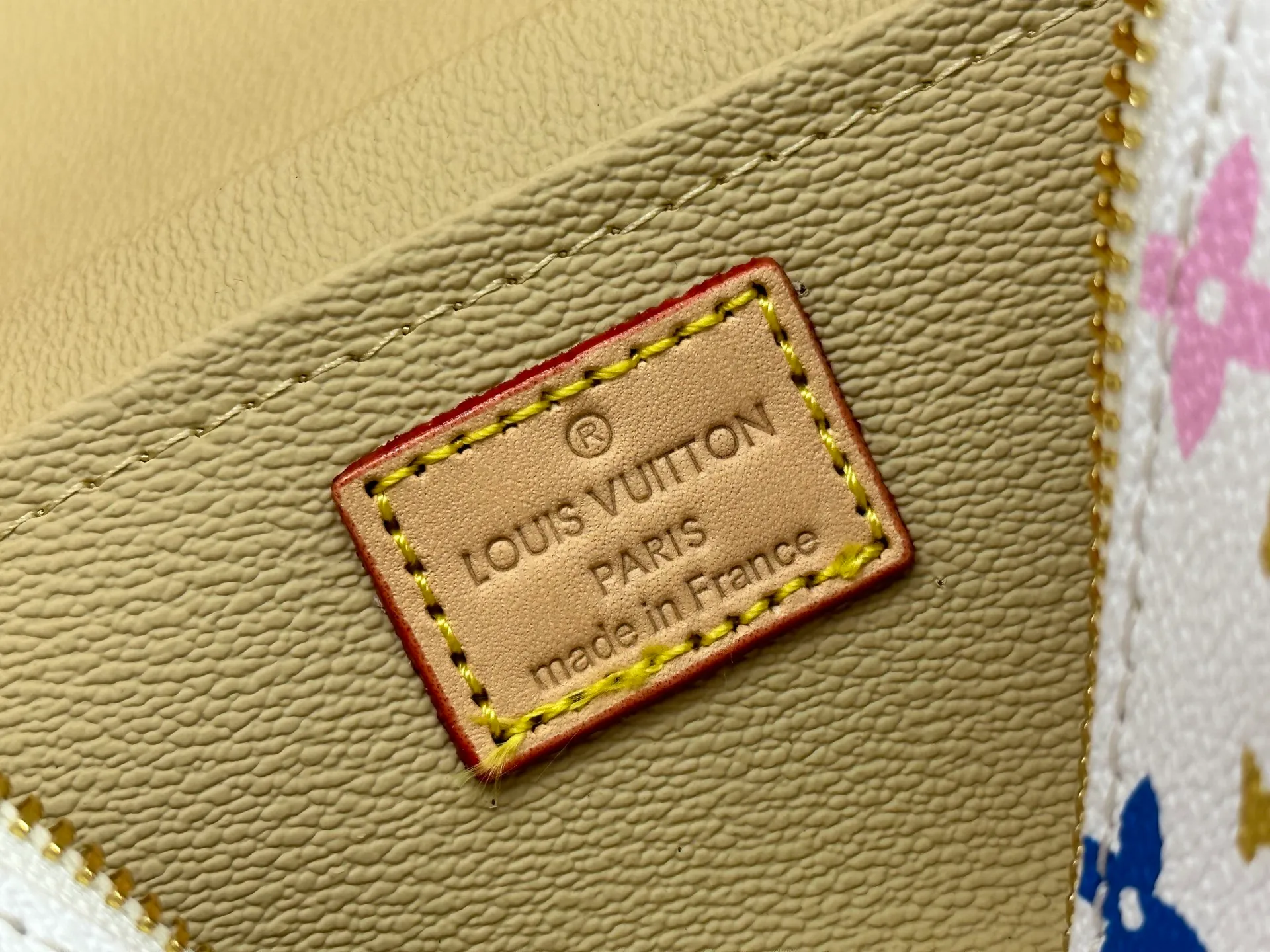 P260 upgraded original M13747 M44495 M42265 M44936 M42263 lv Takashi Murakami Nice mini Nano cosmetic bag with Monogram print and 33 colorful colors. In 2025, Takashi Murakami and lv jointly launched the white tricolor and black tricolor twelve pieces, which are very popular around the world and are loved by celebrities and celebrities. Dimensions: 20x13.5x12.0 (length x height x width)