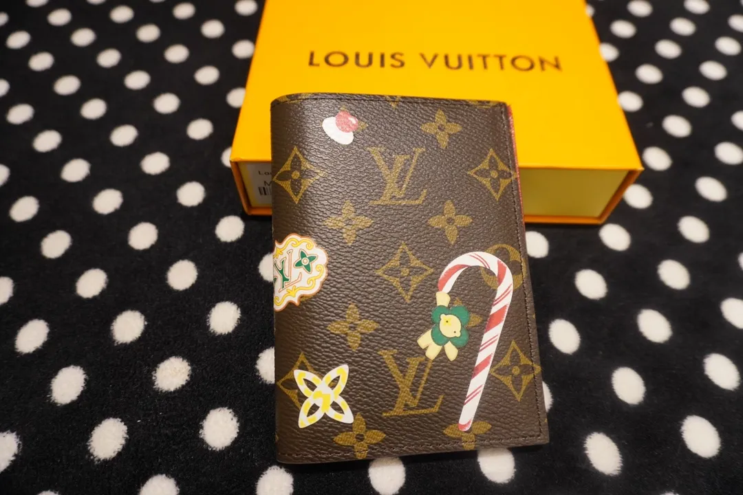 P130💰 60181, model number 12218 This LV Charms card holder is from the SnowShow series, incorporating smooth leather trim and festive patterns into the iconic Monogram canvas. The brand mascot Vivienne’s pet dog Petula lives in a corner, and Vivienne decorations and LV flowers complete the exquisite design. Dimensions10x14x1