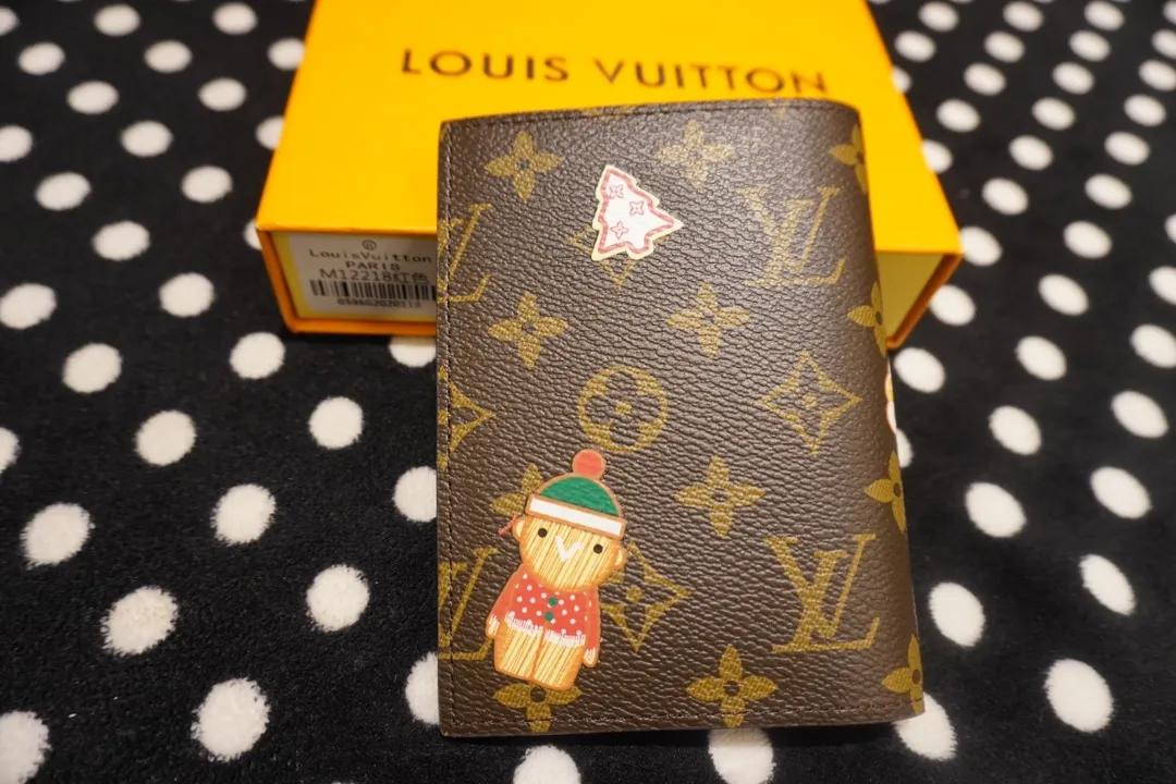 P130💰 60181, model number 12218 This LV Charms card holder is from the SnowShow series, incorporating smooth leather trim and festive patterns into the iconic Monogram canvas. The brand mascot Vivienne’s pet dog Petula lives in a corner, and Vivienne decorations and LV flowers complete the exquisite design. Dimensions10x14x1