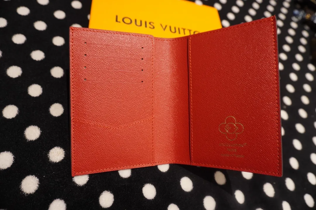 P130💰 60181, model number 12218 This LV Charms card holder is from the SnowShow series, incorporating smooth leather trim and festive patterns into the iconic Monogram canvas. The brand mascot Vivienne’s pet dog Petula lives in a corner, and Vivienne decorations and LV flowers complete the exquisite design. Dimensions10x14x1