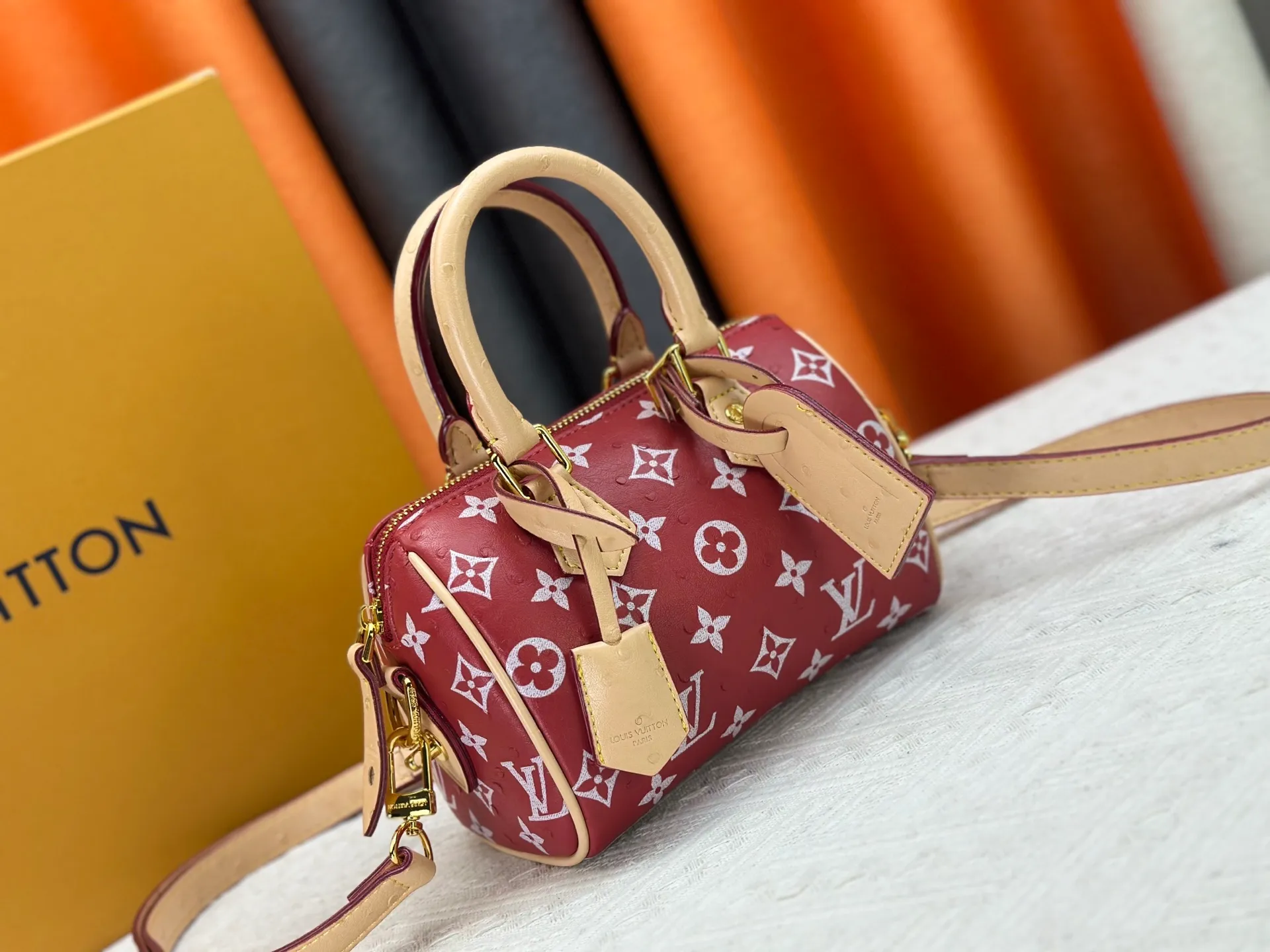 P260 [Official latest model Ostrich pattern 18 size] SPEEDY 18 handbag N87525 M16279 M46234 M81085 As a compact version of the Speedy series, the Speedy18 handbag uses ostrich leather to depict colorful Monogram patterns. Its twill effect is just like the texture of Monogram canvas, demonstrating Louis Vuitton's exquisite craftsmanship. Detachable and adjustable shoulder strap for cross-body wear. Dimensions: 18×12×10