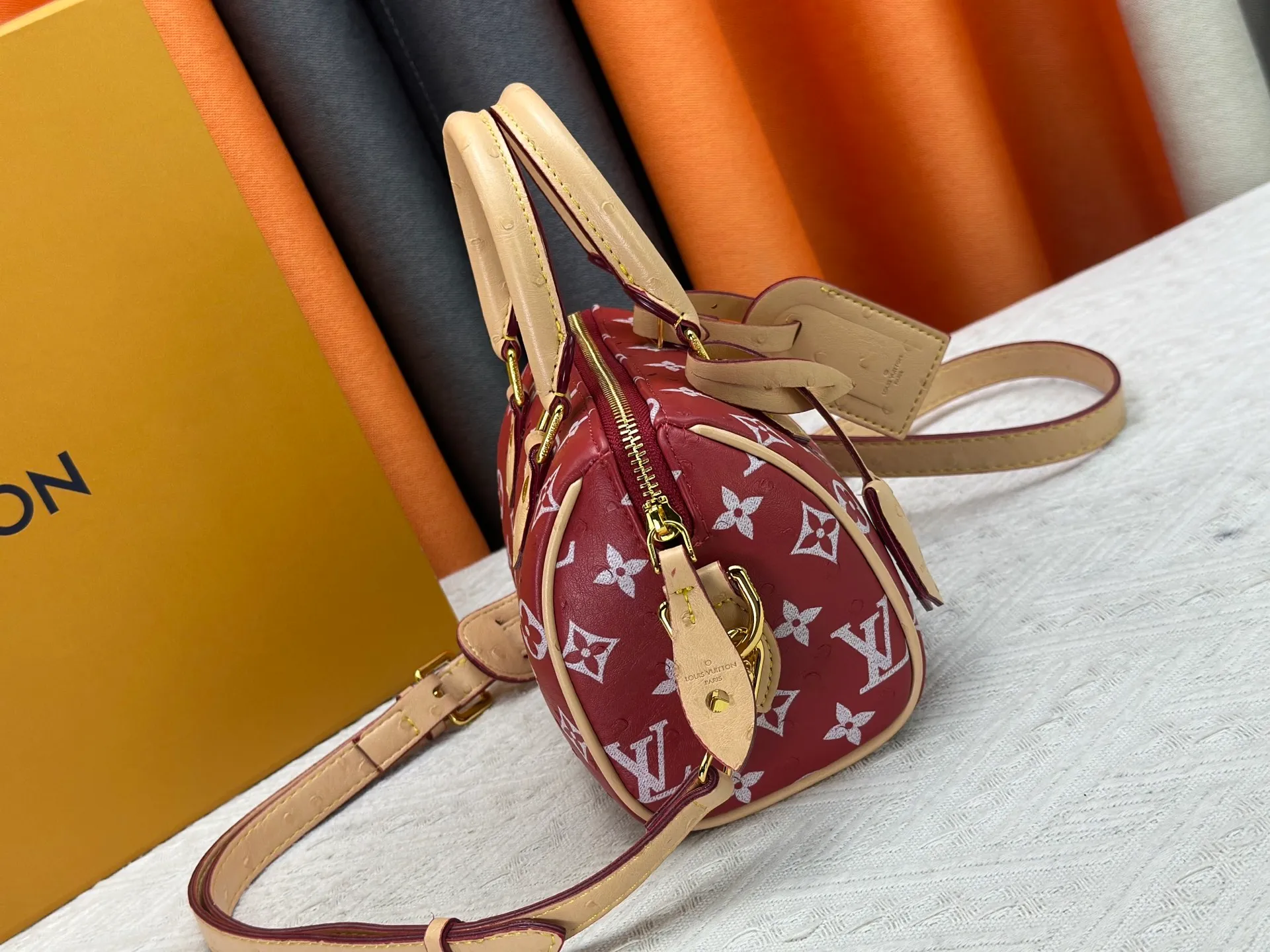 P260 [Official latest model Ostrich pattern 18 size] SPEEDY 18 handbag N87525 M16279 M46234 M81085 As a compact version of the Speedy series, the Speedy18 handbag uses ostrich leather to depict colorful Monogram patterns. Its twill effect is just like the texture of Monogram canvas, demonstrating Louis Vuitton's exquisite craftsmanship. Detachable and adjustable shoulder strap for cross-body wear. Dimensions: 18×12×10