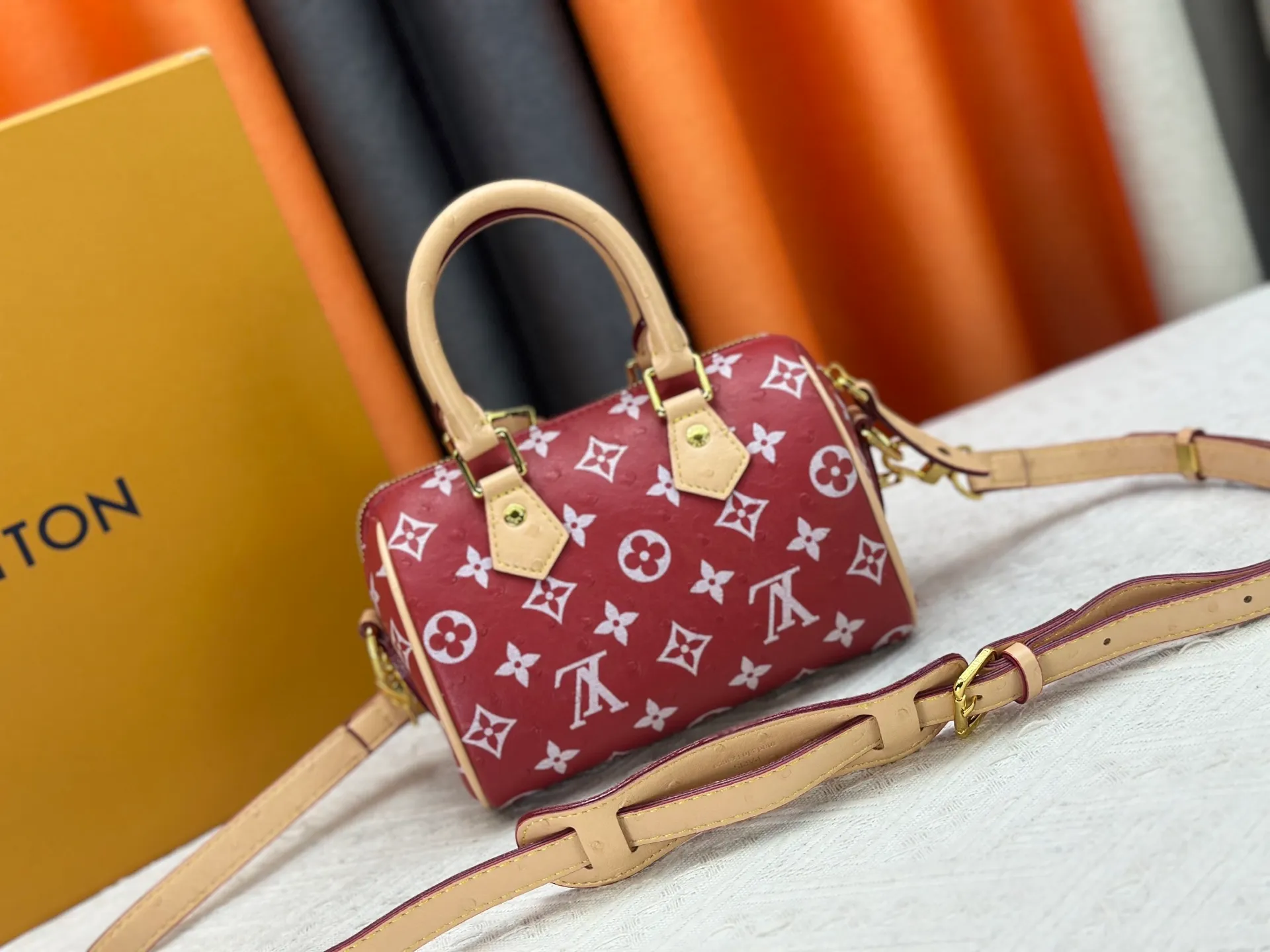 P260 [Official latest model Ostrich pattern 18 size] SPEEDY 18 handbag N87525 M16279 M46234 M81085 As a compact version of the Speedy series, the Speedy18 handbag uses ostrich leather to depict colorful Monogram patterns. Its twill effect is just like the texture of Monogram canvas, demonstrating Louis Vuitton's exquisite craftsmanship. Detachable and adjustable shoulder strap for cross-body wear. Dimensions: 18×12×10