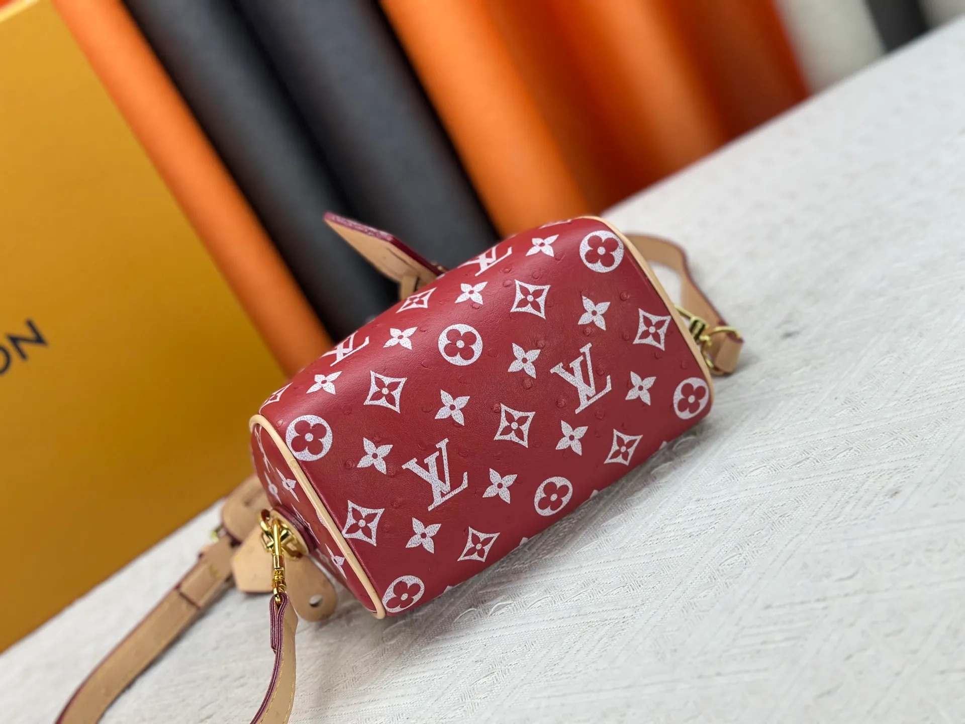 P260 [Official latest model Ostrich pattern 18 size] SPEEDY 18 handbag N87525 M16279 M46234 M81085 As a compact version of the Speedy series, the Speedy18 handbag uses ostrich leather to depict colorful Monogram patterns. Its twill effect is just like the texture of Monogram canvas, demonstrating Louis Vuitton's exquisite craftsmanship. Detachable and adjustable shoulder strap for cross-body wear. Dimensions: 18×12×10