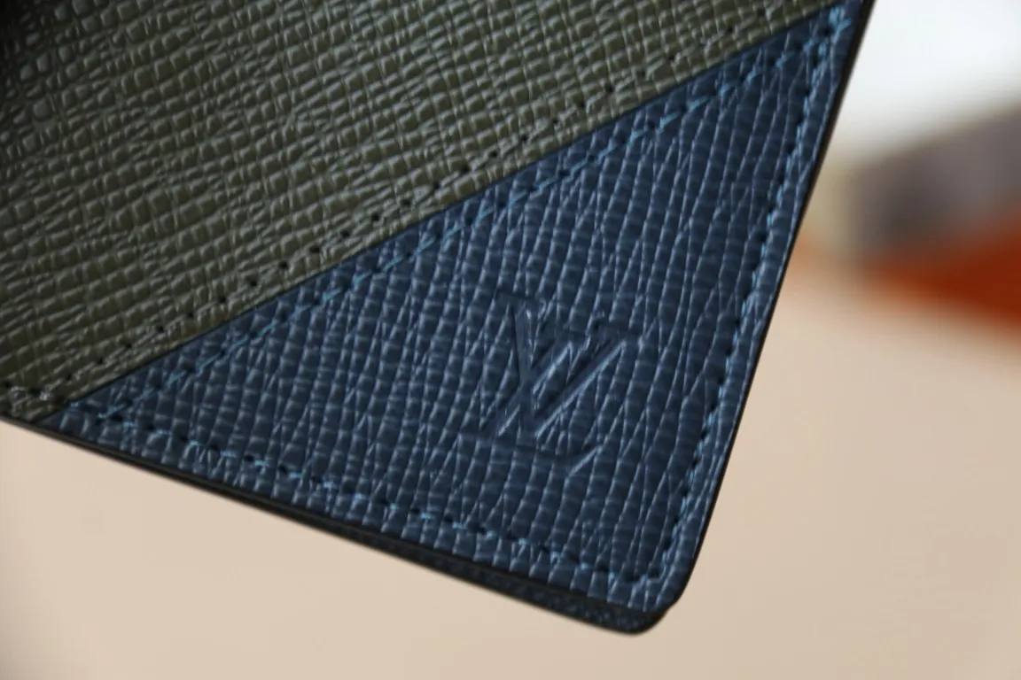 M30985 Pocket Wallet 💰260 This pocket wallet relies on exquisite inlay work to embed the V pattern into fine Taïga leather, echoing the traditional Louis Vuitton logo with bright colors. The slim structure hides plenty of space and can be easily stored in your pocket. 8 x 11 x 1 cm