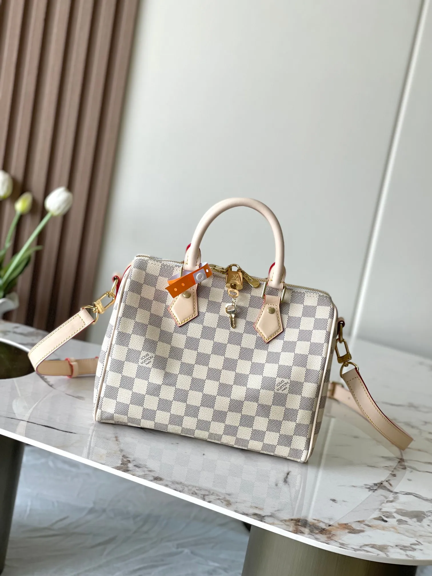 💰760 Top Original Model 41113 White Plaid SPEEDY 25 Handbag The Speedy handbag, launched in 1930, was inspired by the travel revolution at that time and fully displays Louis Vuitton's iconic design style. This unique and perfect urban handbag is a fashionable and personalized choice for urban girls. The Speedy 25 bag in Monogram canvas is as elegant as it is practical and durable. 25x19x15cm (length x height x width)