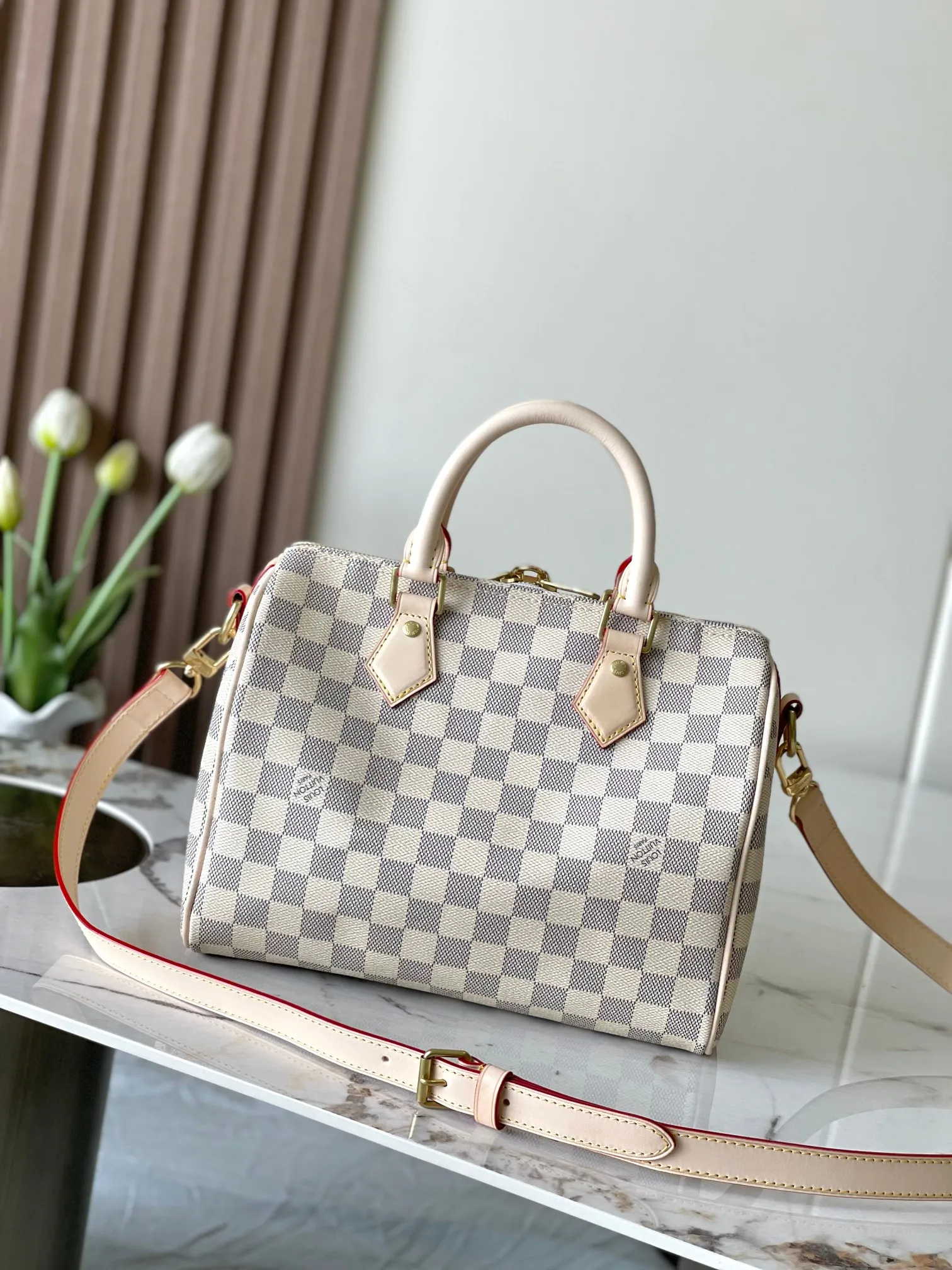 💰760 Top Original Model 41113 White Plaid SPEEDY 25 Handbag The Speedy handbag, launched in 1930, was inspired by the travel revolution at that time and fully displays Louis Vuitton's iconic design style. This unique and perfect urban handbag is a fashionable and personalized choice for urban girls. The Speedy 25 bag in Monogram canvas is as elegant as it is practical and durable. 25x19x15cm (length x height x width)