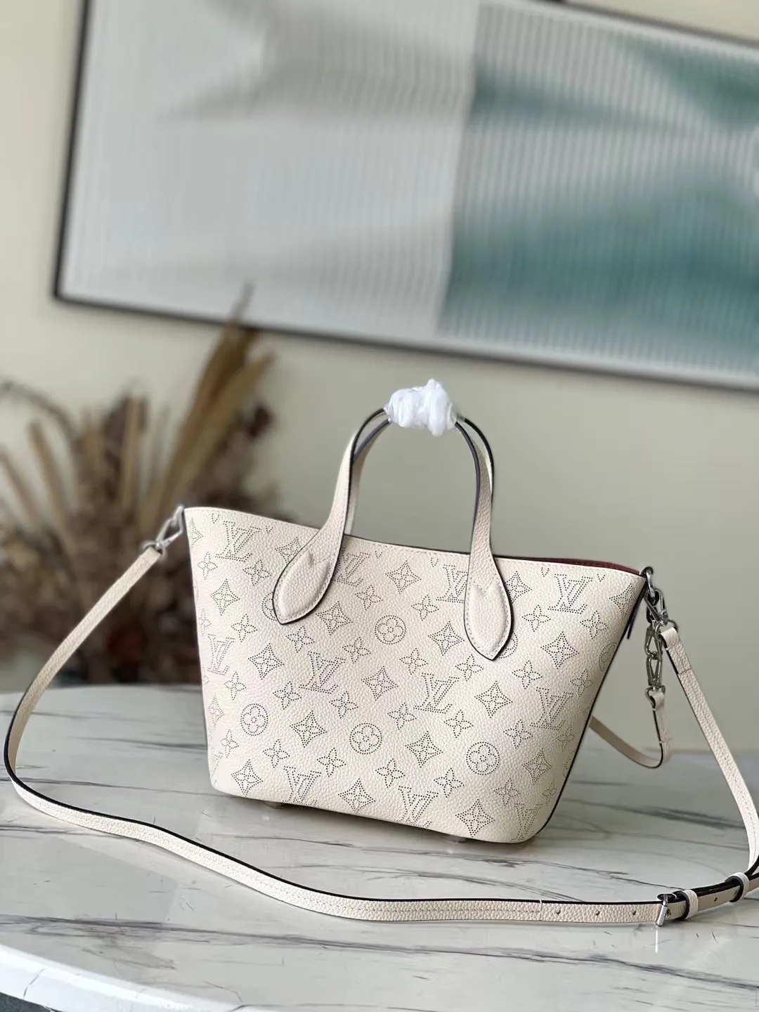 💰1060 (top layer leather) top original M21909 milky white Blossom small handbag is made of engraved and perforated cow leather, interpreting practical functions in a leisurely style. The inner compartment is equipped with a detachable zipper bag to easily accommodate daily needs; the handle is convenient for carrying by hand or elbow, and the detachable and adjustable shoulder strap adds shoulder and cross-body options. Dimensions: 20 x 20 x 12.5 cm