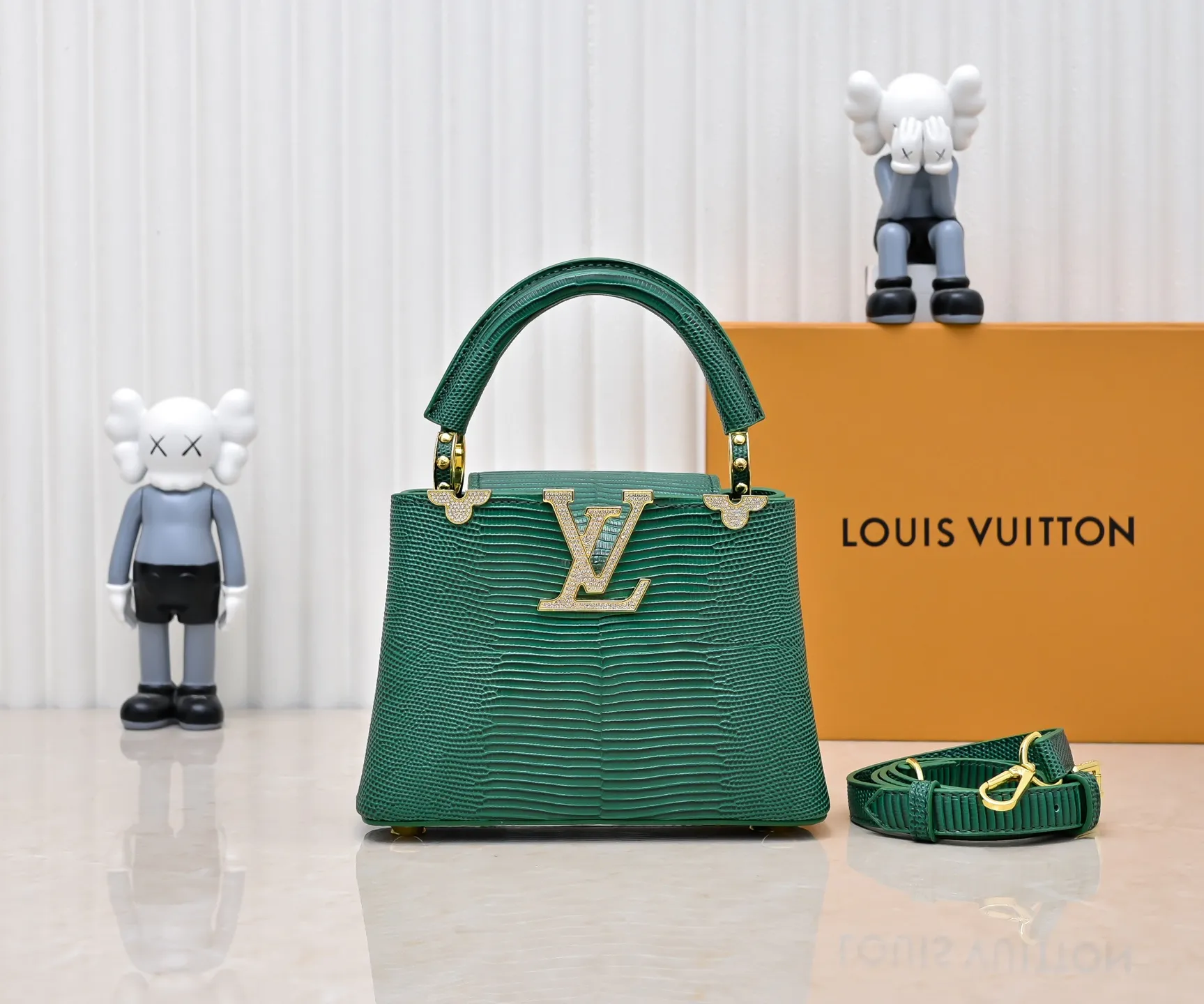 Top original P420 Guangzhou product M12296 green lizard leather with gold diamond corolla🔺This Capucines mini handbag is wrapped in gorgeous lizard leather and lined with delicate sheepskin, embellished with dazzling metal parts. The flip cover reads LV letters inside, and a Monogram flower blooms when turned out. Its compact size makes it a dazzling choice for evening occasions. Detailed features 21 x 14 x 8 cm (length x height x width