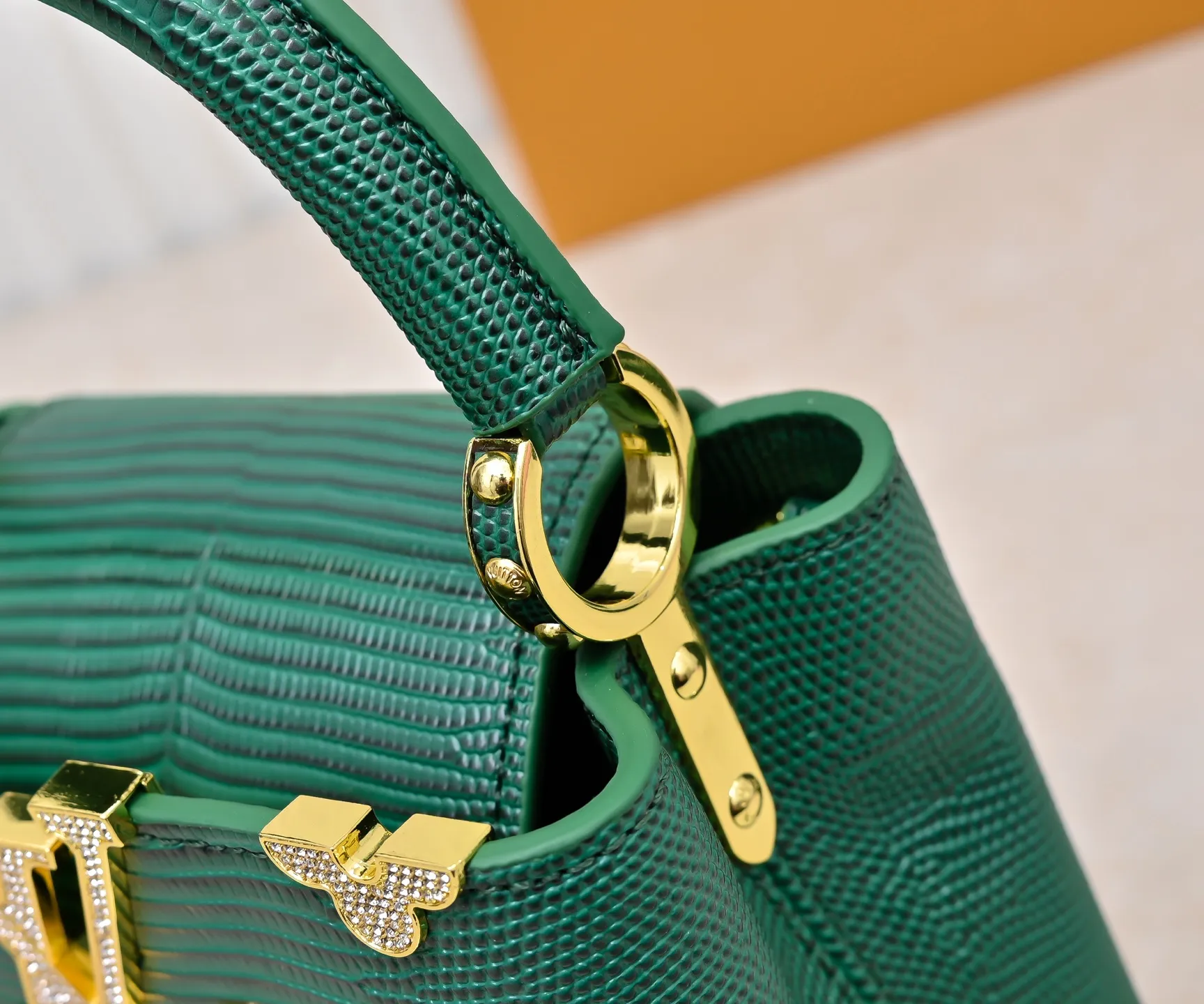 Top original P420 Guangzhou product M12296 green lizard leather with gold diamond corolla🔺This Capucines mini handbag is wrapped in gorgeous lizard leather and lined with delicate sheepskin, embellished with dazzling metal parts. The flip cover reads LV letters inside, and a Monogram flower blooms when turned out. Its compact size makes it a dazzling choice for evening occasions. Detailed features 21 x 14 x 8 cm (length x height x width