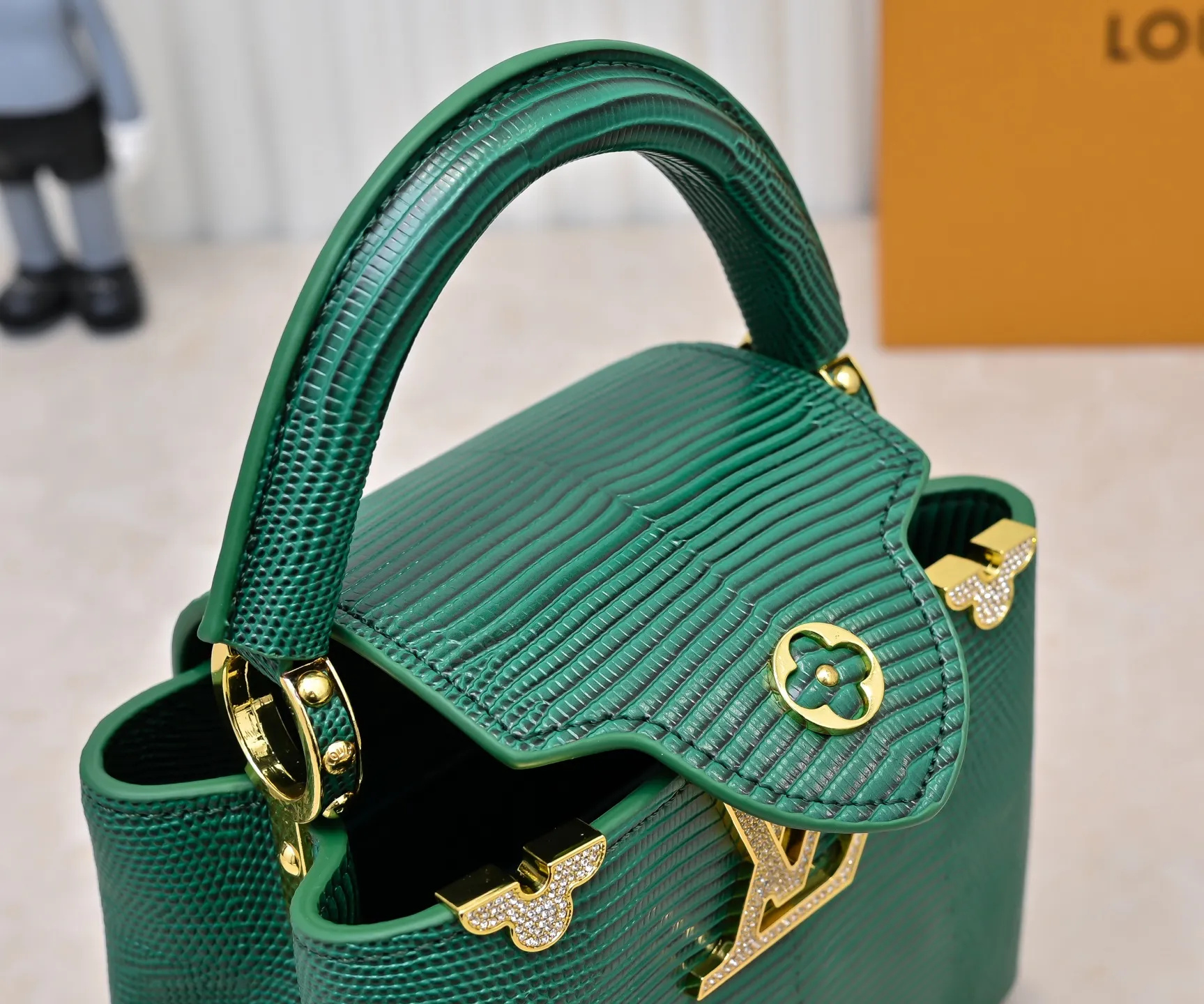Top original P420 Guangzhou product M12296 green lizard leather with gold diamond corolla🔺This Capucines mini handbag is wrapped in gorgeous lizard leather and lined with delicate sheepskin, embellished with dazzling metal parts. The flip cover reads LV letters inside, and a Monogram flower blooms when turned out. Its compact size makes it a dazzling choice for evening occasions. Detailed features 21 x 14 x 8 cm (length x height x width