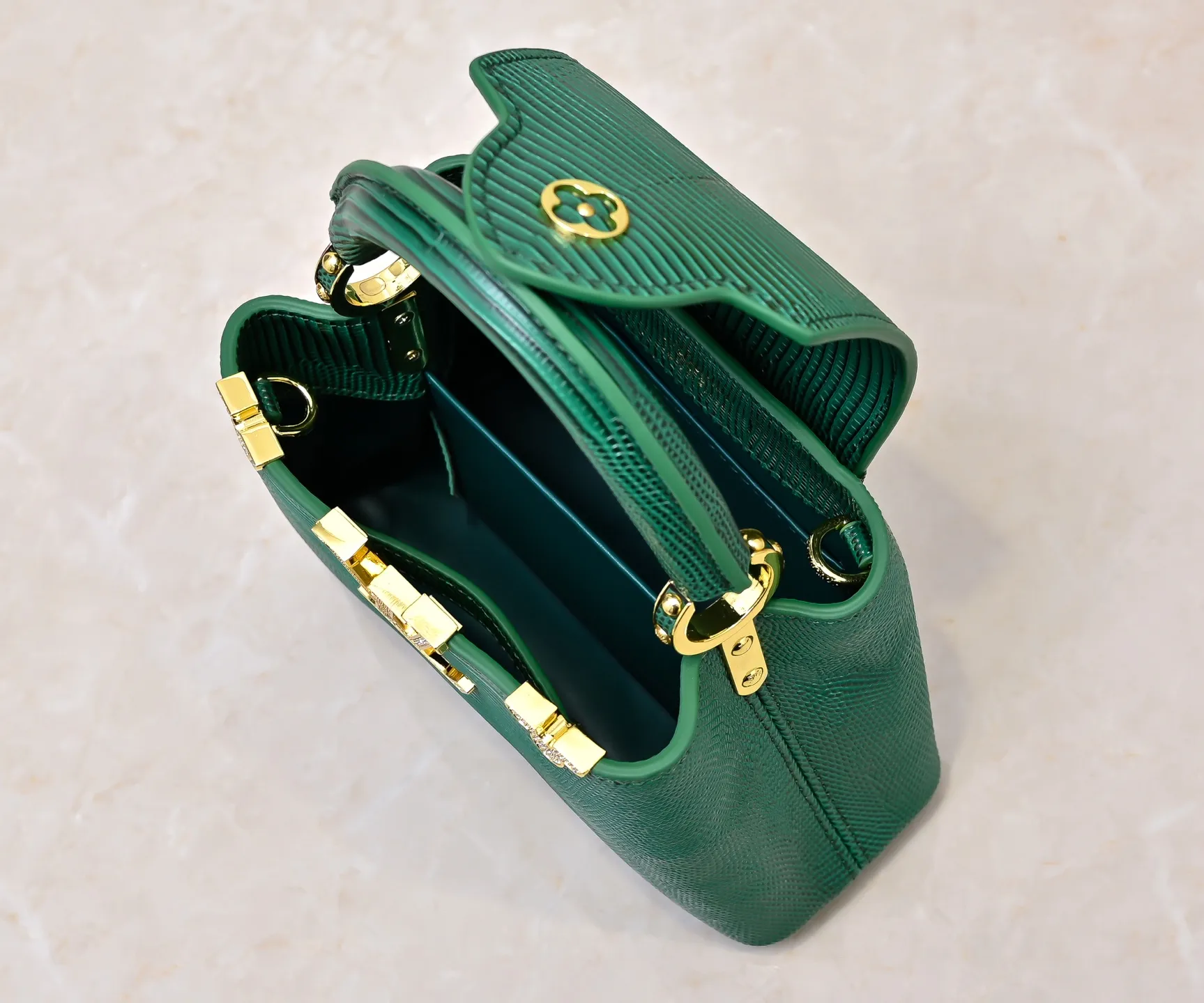 Top original P420 Guangzhou product M12296 green lizard leather with gold diamond corolla🔺This Capucines mini handbag is wrapped in gorgeous lizard leather and lined with delicate sheepskin, embellished with dazzling metal parts. The flip cover reads LV letters inside, and a Monogram flower blooms when turned out. Its compact size makes it a dazzling choice for evening occasions. Detailed features 21 x 14 x 8 cm (length x height x width