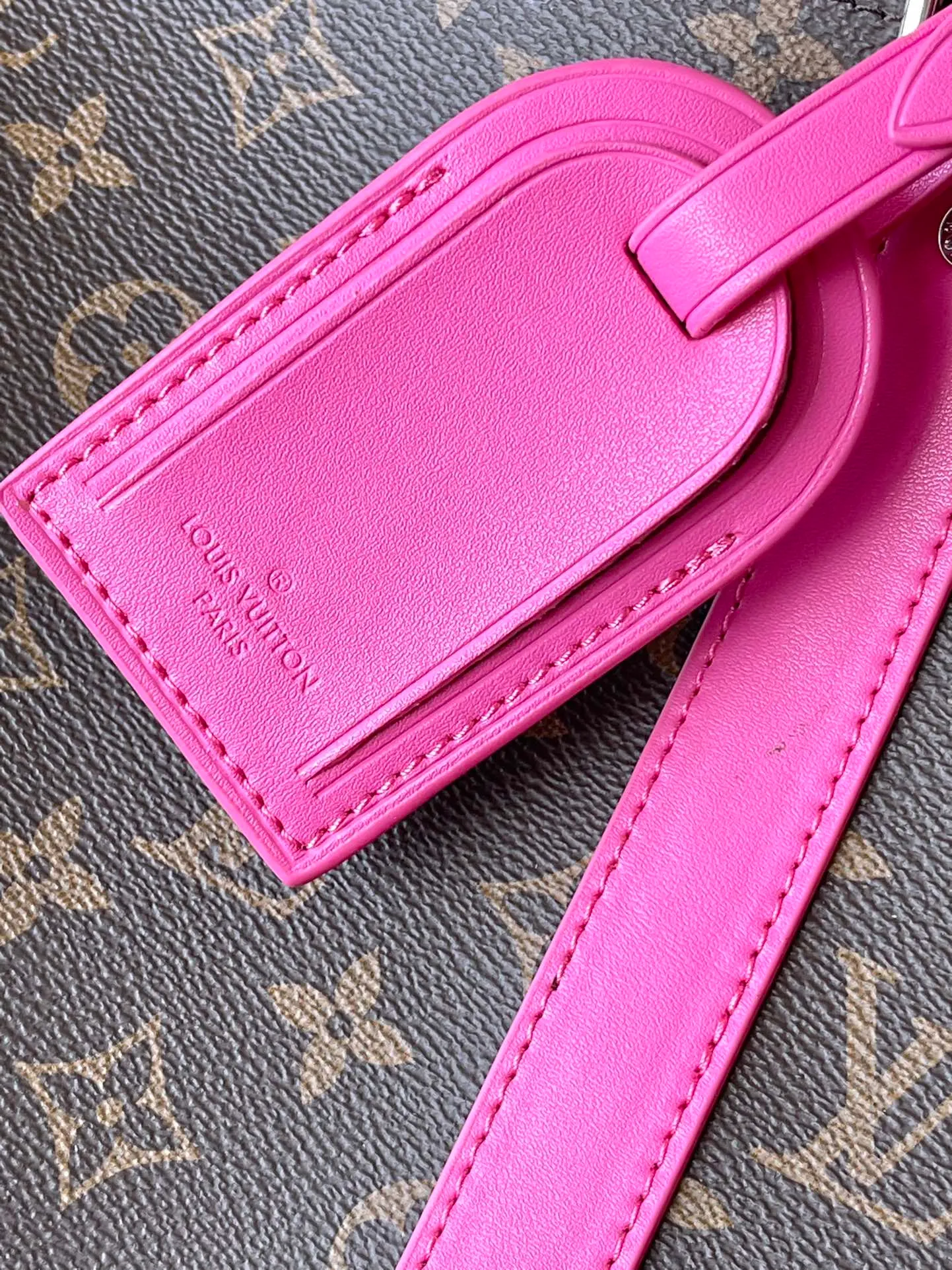 💰1060 Top original order M41416 rose red, spacious capacity, flexible use. Durable, safe and reliable. Fashionable style, mature and stable. Features a secure double zipper and padlock, making it perfect for business or pleasure. Dimensions: 50 × 29 × 22 cm