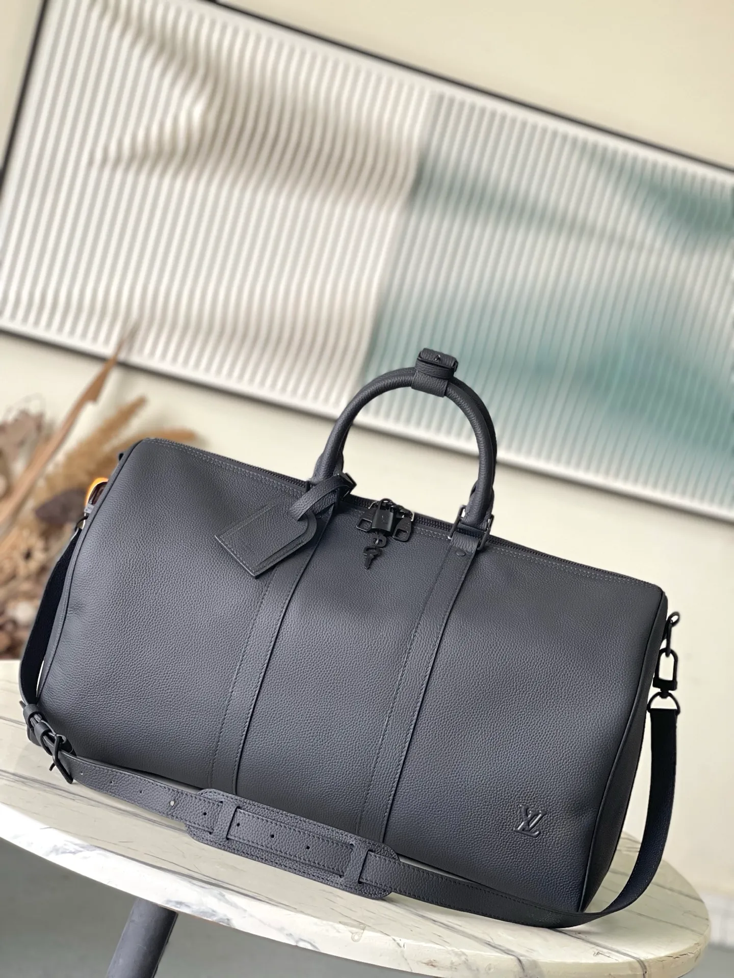 💰1540 (top layer leather) top quality original order M26118 This Keepall Bandouliere 50 travel bag is made of waxed cow leather and fabric lining, making it a perfect choice for weekend travel. The fine grained soft leather and LV monogram slowly reveal an elegant style. The top handle and detachable and adjustable shoulder strap allow for a variety of carrying methods. Dimensions: 50 × 29 × 23 cm