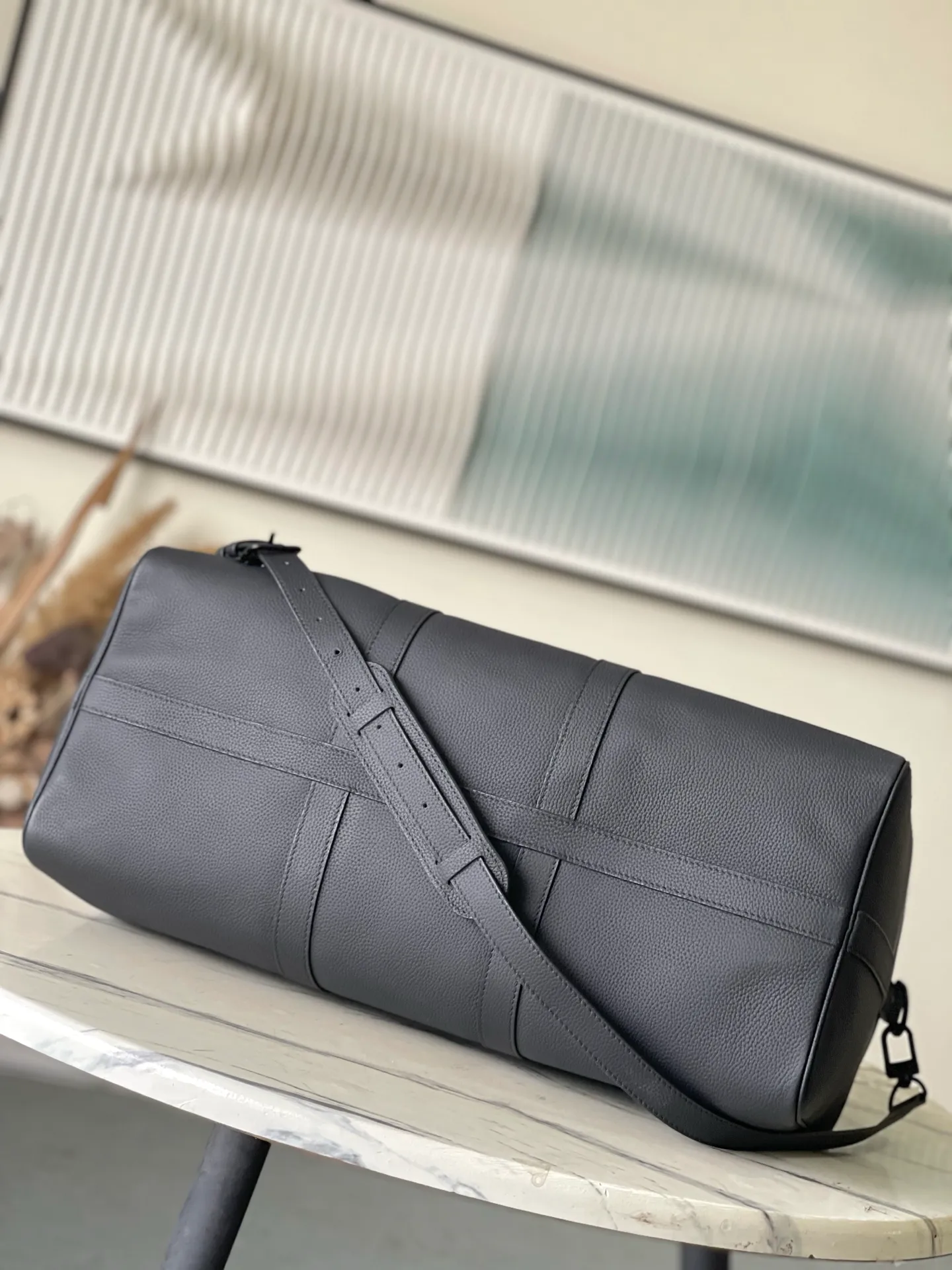 💰1540 (top layer leather) top quality original order M26118 This Keepall Bandouliere 50 travel bag is made of waxed cow leather and fabric lining, making it a perfect choice for weekend travel. The fine grained soft leather and LV monogram slowly reveal an elegant style. The top handle and detachable and adjustable shoulder strap allow for a variety of carrying methods. Dimensions: 50 × 29 × 23 cm
