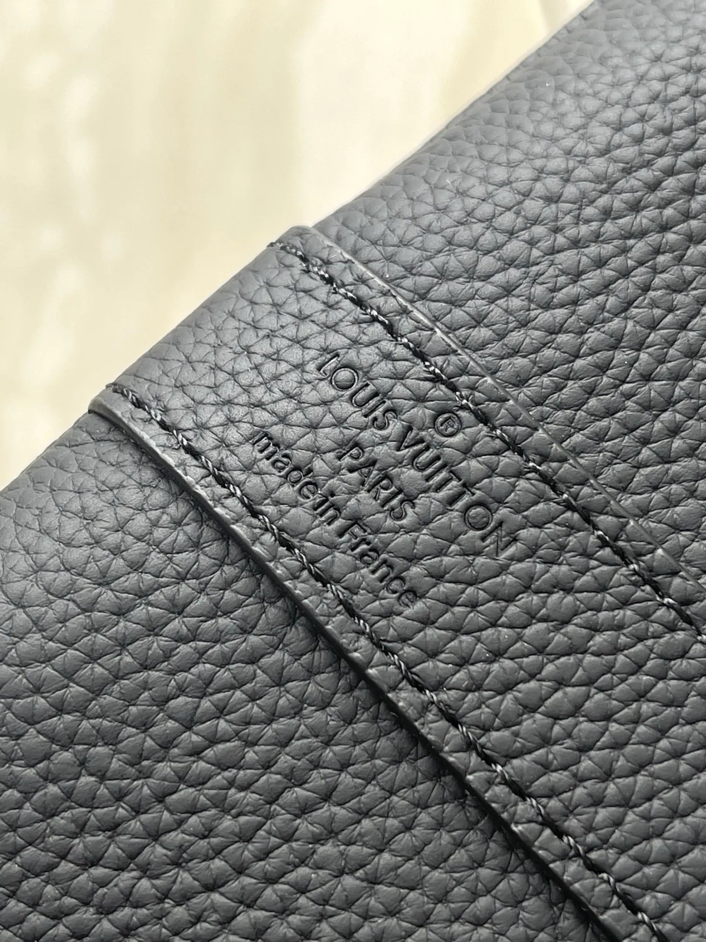 💰1540 (top layer leather) top quality original order M26118 This Keepall Bandouliere 50 travel bag is made of waxed cow leather and fabric lining, making it a perfect choice for weekend travel. The fine grained soft leather and LV monogram slowly reveal an elegant style. The top handle and detachable and adjustable shoulder strap allow for a variety of carrying methods. Dimensions: 50 × 29 × 23 cm