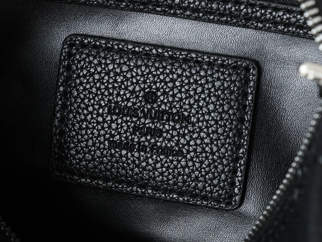 💰300💰Upgraded from the original M47186 M11323 M40391 This Speedy Soft 30 handbag renews the classic design of the Speedy handbag, using Monogram Empreinte leather and suede cowhide lining to create a light and soft structure. Whether carried by hand, cross-body or shoulder, you can create a trendy look. Dimensions: 30x21x17 cm