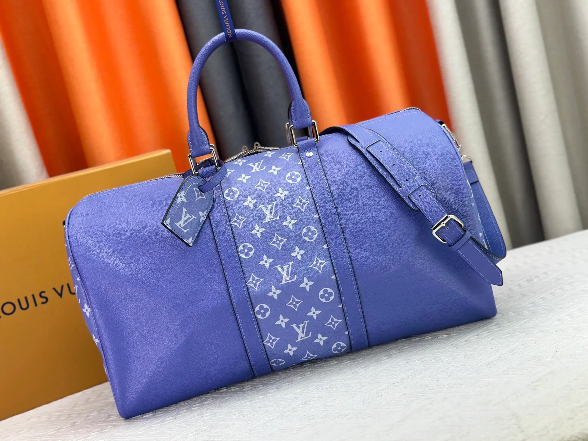 P340 Upgraded original version M30941 yellow M30885 white M53776 silver M30235 gram MTaigarama series newly launches this keepall travel bag, which is made of flexible Taïga leather and classic canvas to create a dynamic configuration. The size is just right to accommodate your travel needs, size: 50x29x23cm