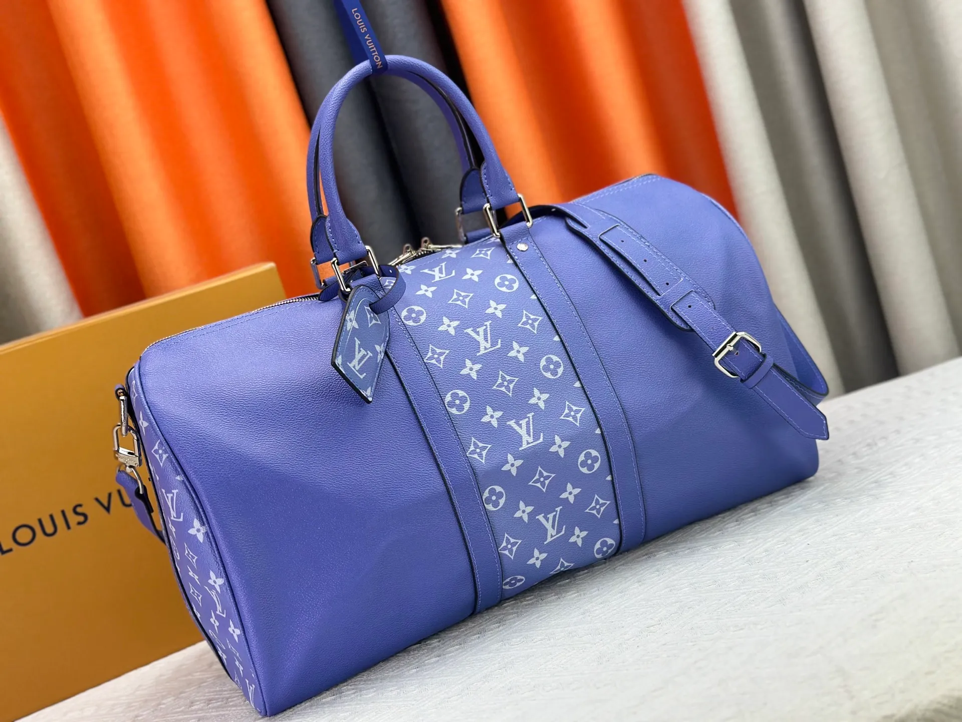 P340 Upgraded original version M30941 yellow M30885 white M53776 silver M30235 gram MTaigarama series newly launches this keepall travel bag, which is made of flexible Taïga leather and classic canvas to create a dynamic configuration. The size is just right to accommodate your travel needs, size: 50x29x23cm