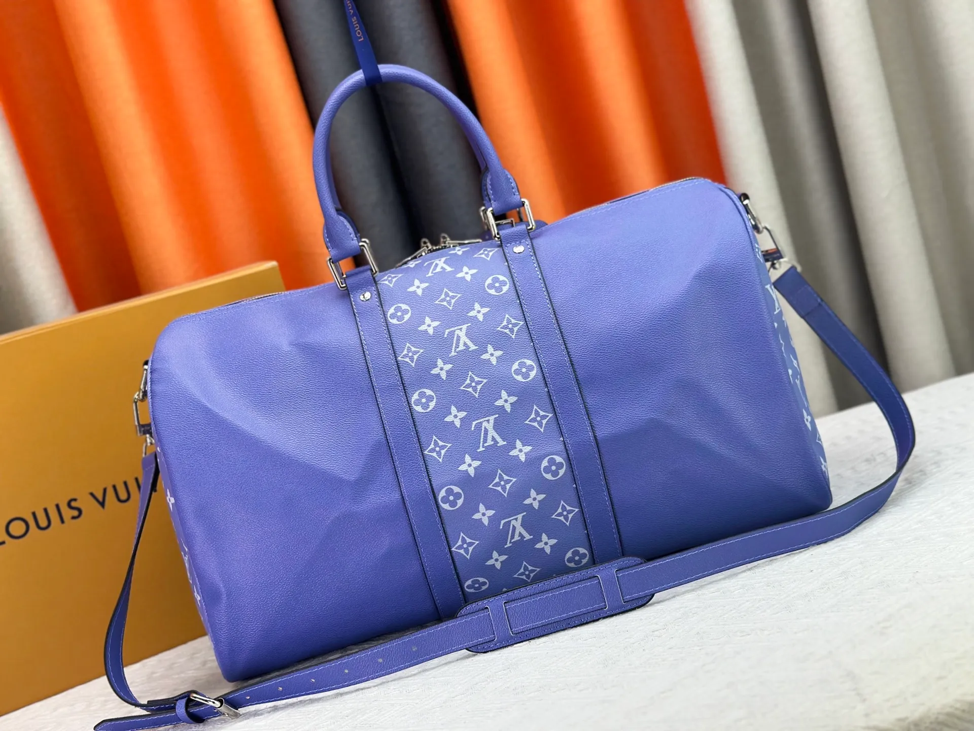 P340 Upgraded original version M30941 yellow M30885 white M53776 silver M30235 gram MTaigarama series newly launches this keepall travel bag, which is made of flexible Taïga leather and classic canvas to create a dynamic configuration. The size is just right to accommodate your travel needs, size: 50x29x23cm