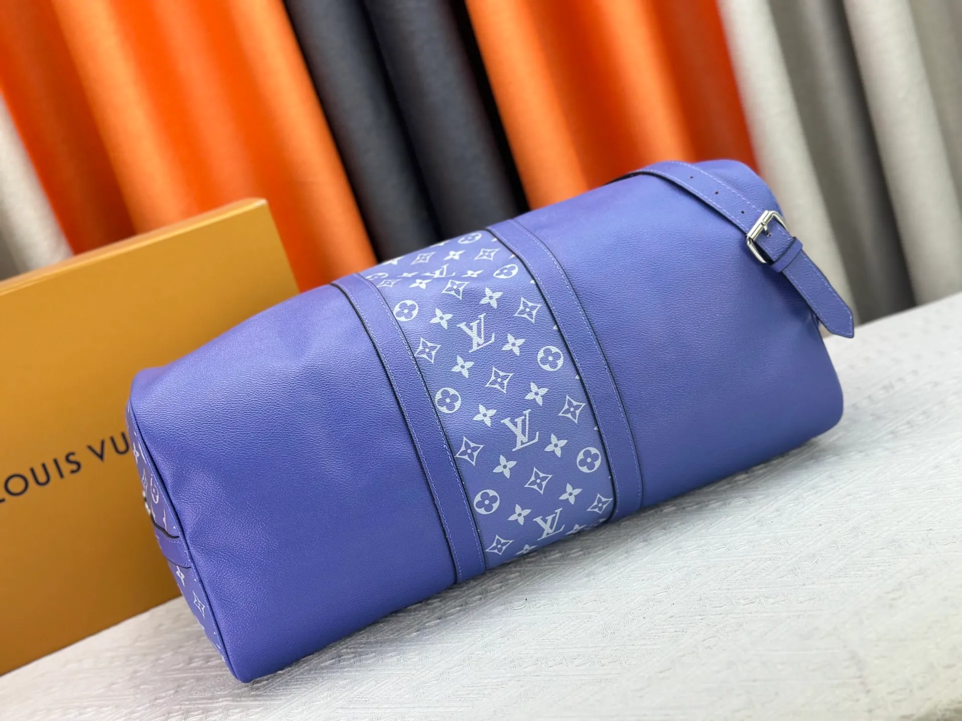 P340 Upgraded original version M30941 yellow M30885 white M53776 silver M30235 gram MTaigarama series newly launches this keepall travel bag, which is made of flexible Taïga leather and classic canvas to create a dynamic configuration. The size is just right to accommodate your travel needs, size: 50x29x23cm