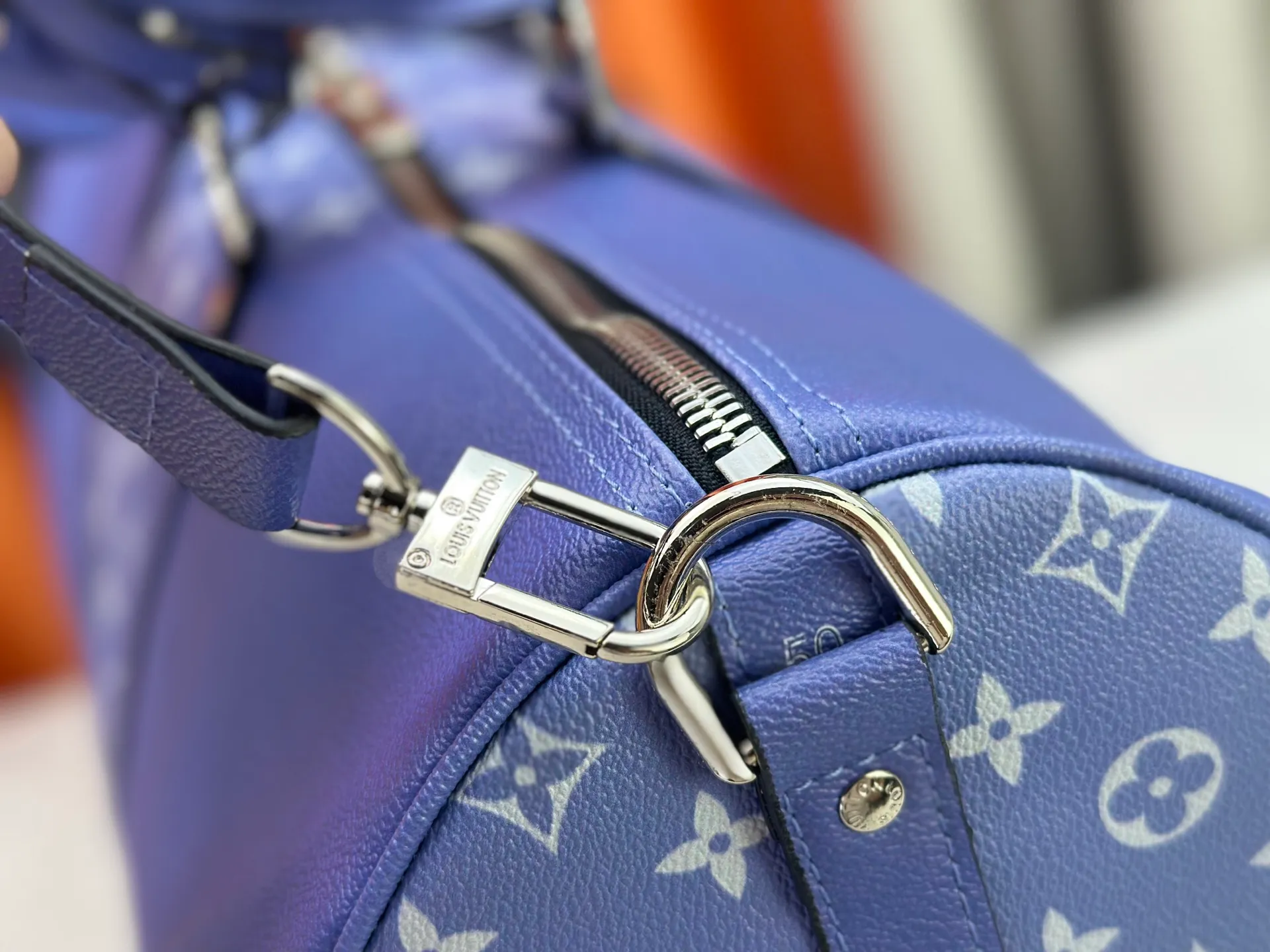 P340 Upgraded original version M30941 yellow M30885 white M53776 silver M30235 gram MTaigarama series newly launches this keepall travel bag, which is made of flexible Taïga leather and classic canvas to create a dynamic configuration. The size is just right to accommodate your travel needs, size: 50x29x23cm