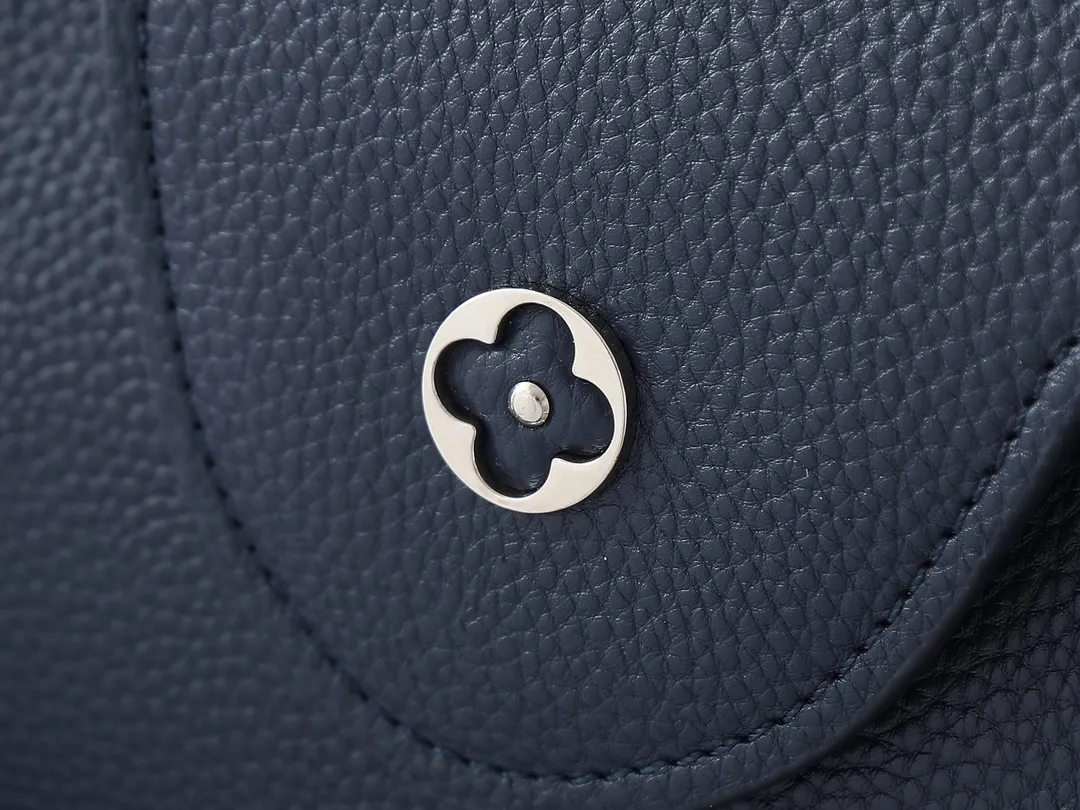 💰420💰Guangzhou goods Upgraded original M12135 M11964 M12751 This Capucines medium handbag draws inspiration from the brand’s classic hard suitcase, transforming the iconic Malletage element into a diamond-shaped metal decoration, which complements the Taurillon cow leather bag body. The pocket design makes it easy to store what you need on the go, and the detachable shoulder strap allows for a variety of carrying methods. Dimensions: 31.05 x 20.0 x 11.0 cm (length x height x width)