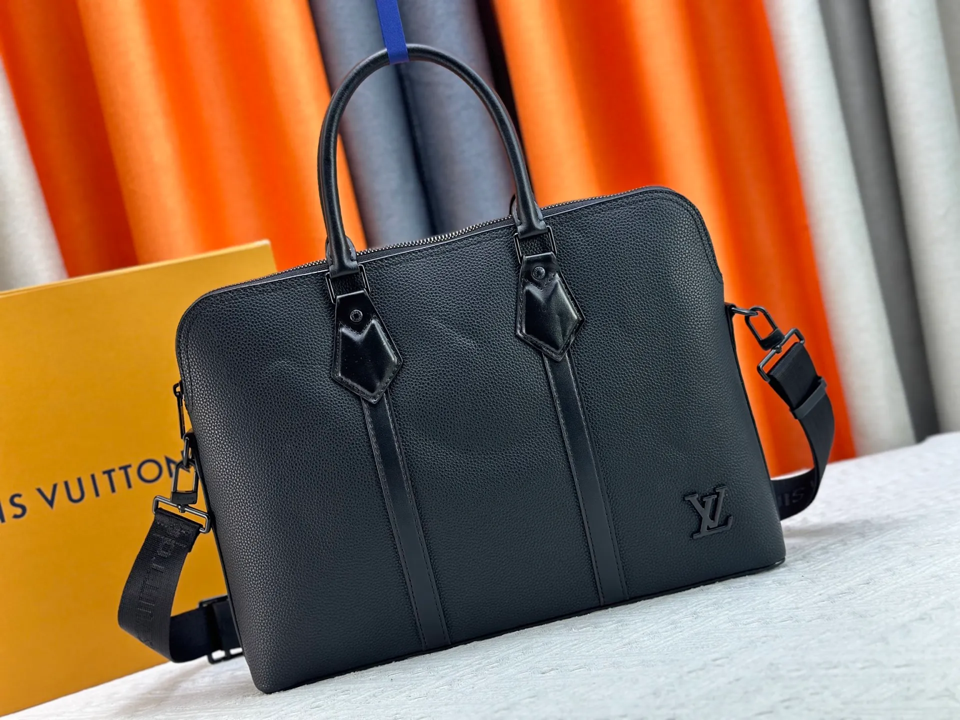 P320 M59159 Black Top Original This briefcase has the soft texture of lv aerogram cow leather, with the metal lv letters emblazoned on the lower right corner. A padded pocket holds a laptop, and the Louis Vuitton logo is sewn into the removable jacquard shoulder strap. 38 x 28x 7cm (length x height x width)