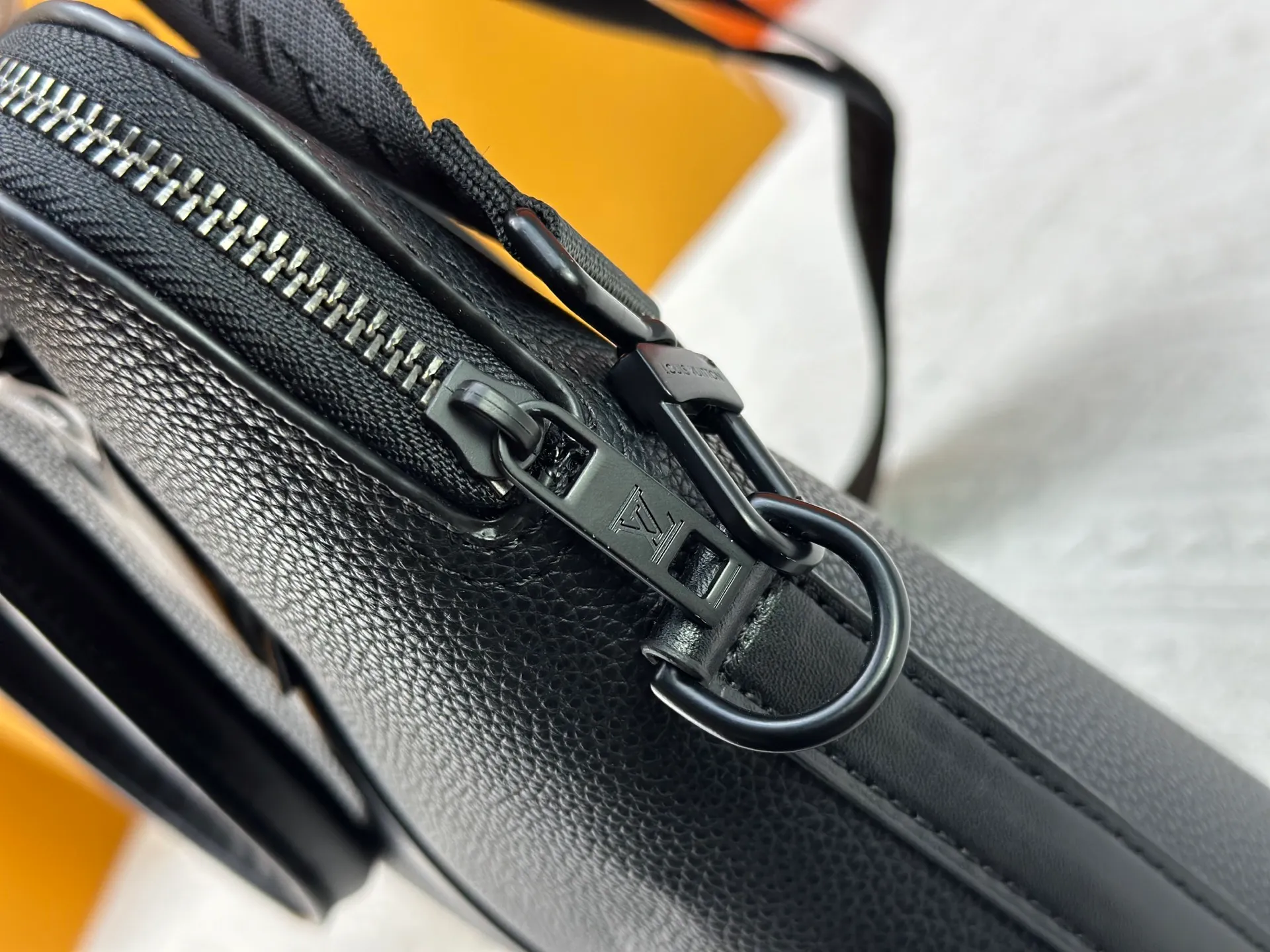 P320 M59159 Black Top Original This briefcase has the soft texture of lv aerogram cow leather, with the metal lv letters emblazoned on the lower right corner. A padded pocket holds a laptop, and the Louis Vuitton logo is sewn into the removable jacquard shoulder strap. 38 x 28x 7cm (length x height x width)