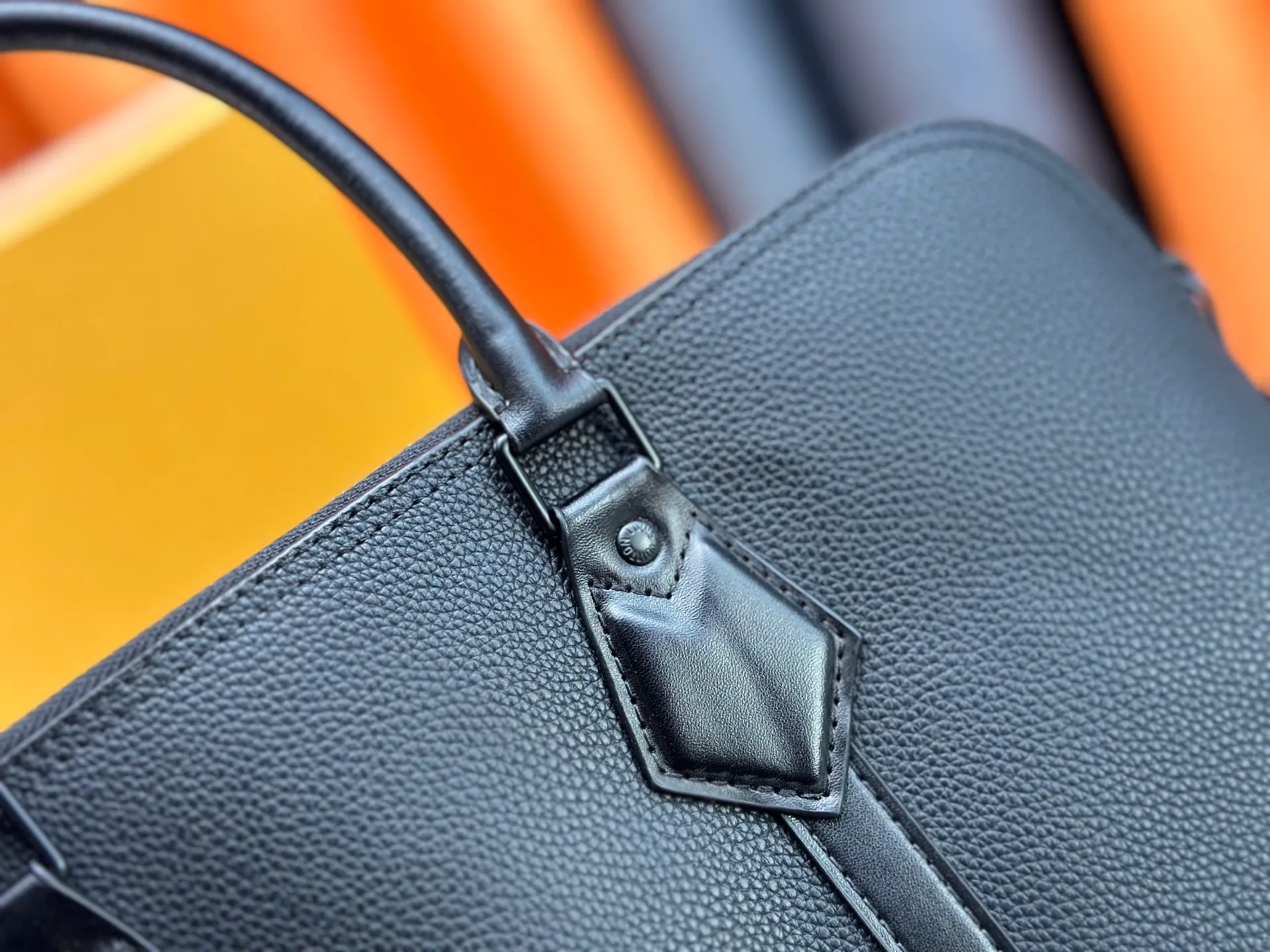 P320 M59159 Black Top Original This briefcase has the soft texture of lv aerogram cow leather, with the metal lv letters emblazoned on the lower right corner. A padded pocket holds a laptop, and the Louis Vuitton logo is sewn into the removable jacquard shoulder strap. 38 x 28x 7cm (length x height x width)
